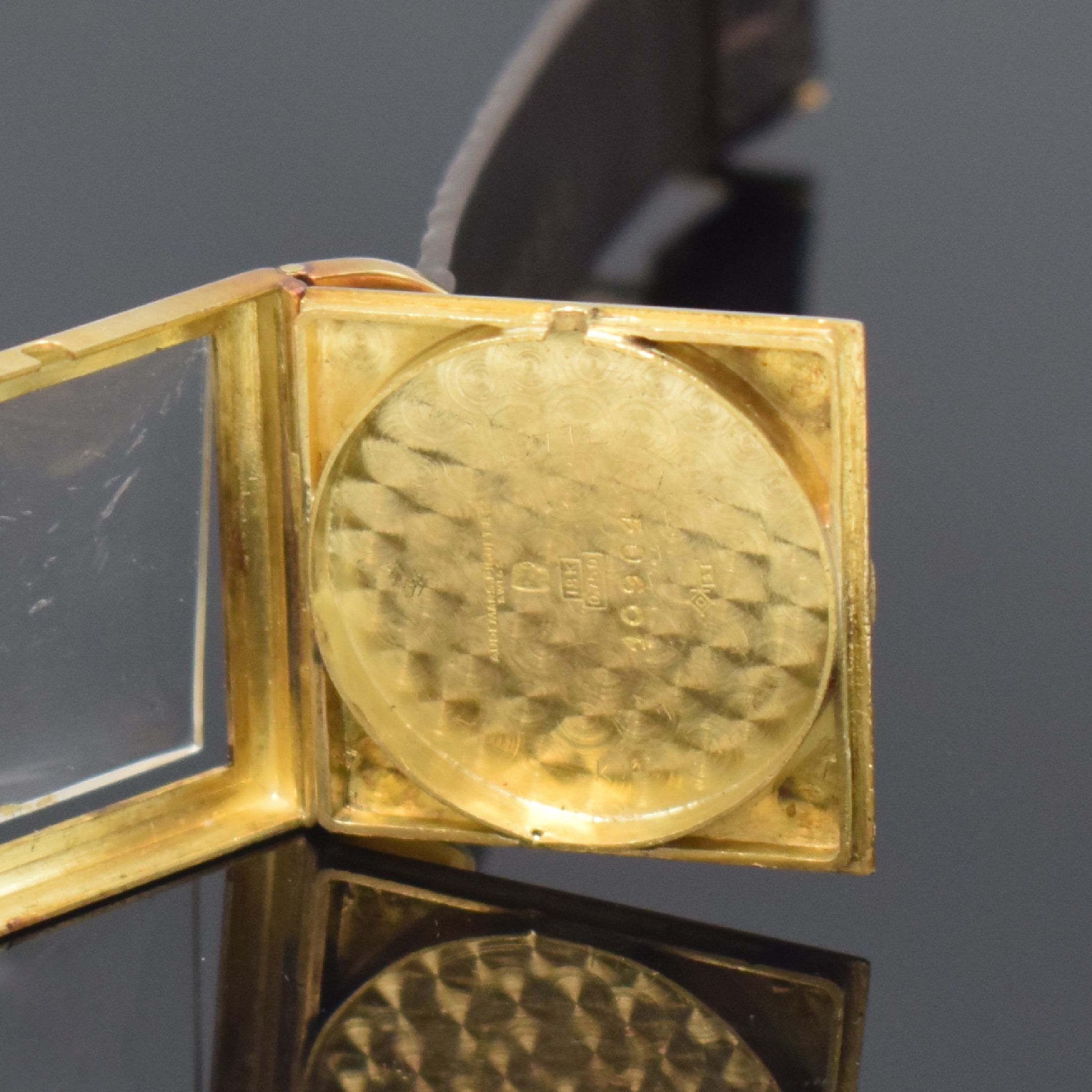 Detail d: AUDEMARS PIGUET seltene Armbanduhr in GG 750/000, Schweiz um 1935, Handaufzug, rechteck. Scharniergeh. m. beweglichen Anstößen, Boden m. ...