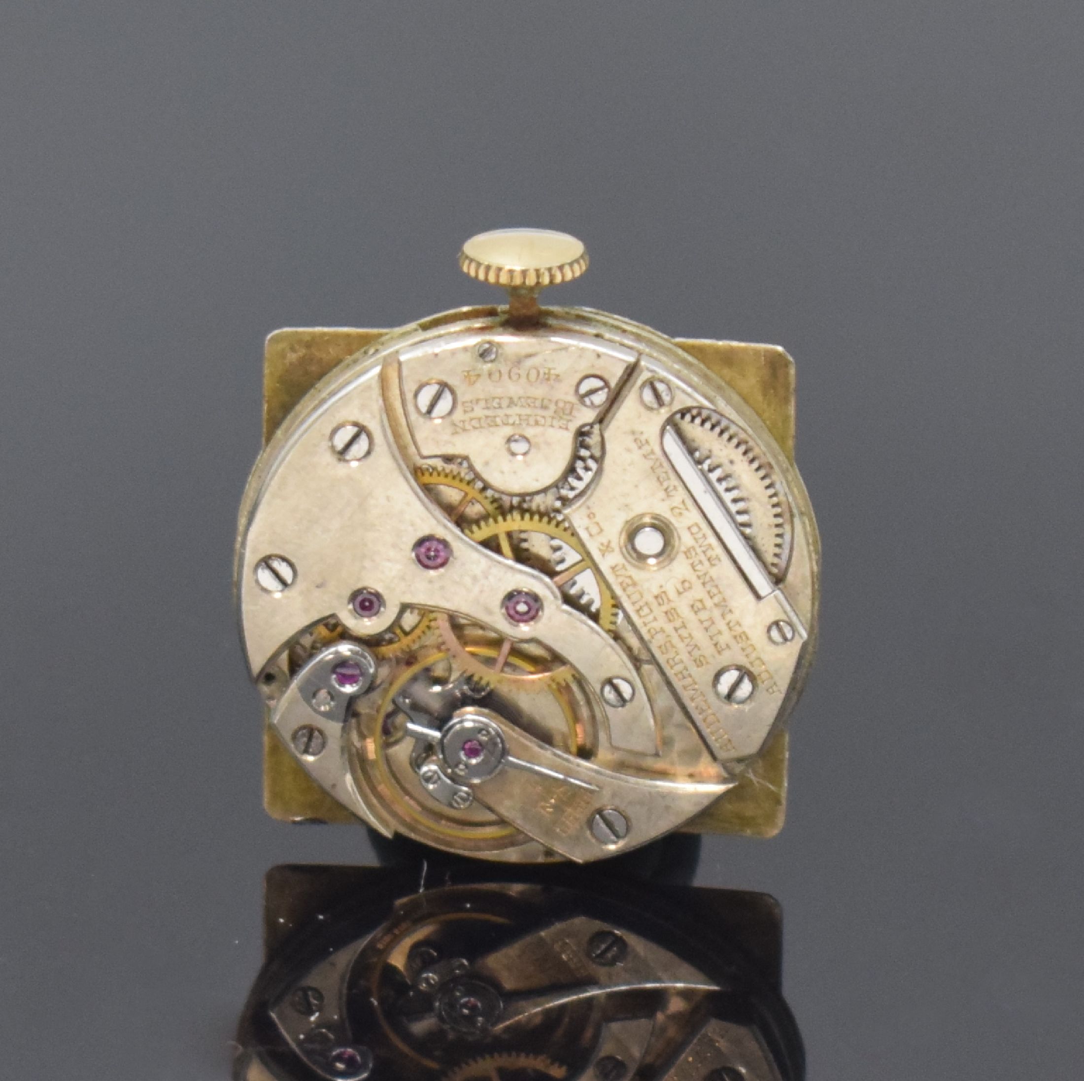 Detail e: AUDEMARS PIGUET seltene Armbanduhr in GG 750/000, Schweiz um 1935, Handaufzug, rechteck. Scharniergeh. m. beweglichen Anstößen, Boden m. ...
