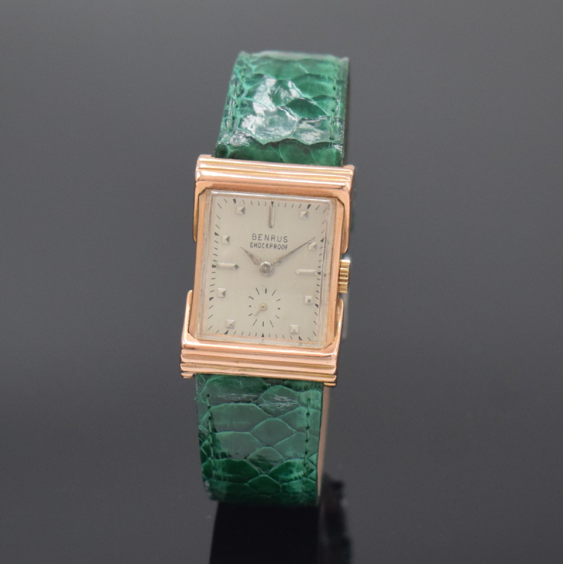BENRUS rechteckige Armbanduhr in RG 585/000, USA / Schweiz um 1940, Handaufzug, 2-tlg. Geh. m. ausgefallenen Anstößen, Boden aufgedr., silb. ...
