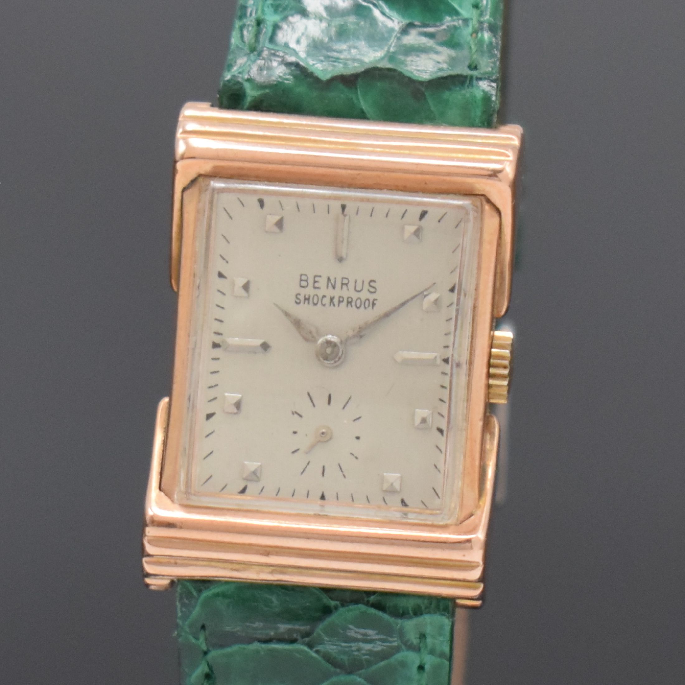 Detail a: BENRUS rechteckige Armbanduhr in RG 585/000, USA / Schweiz um 1940, Handaufzug, 2-tlg. Geh. m. ausgefallenen Anstößen, Boden aufgedr., silb. ...