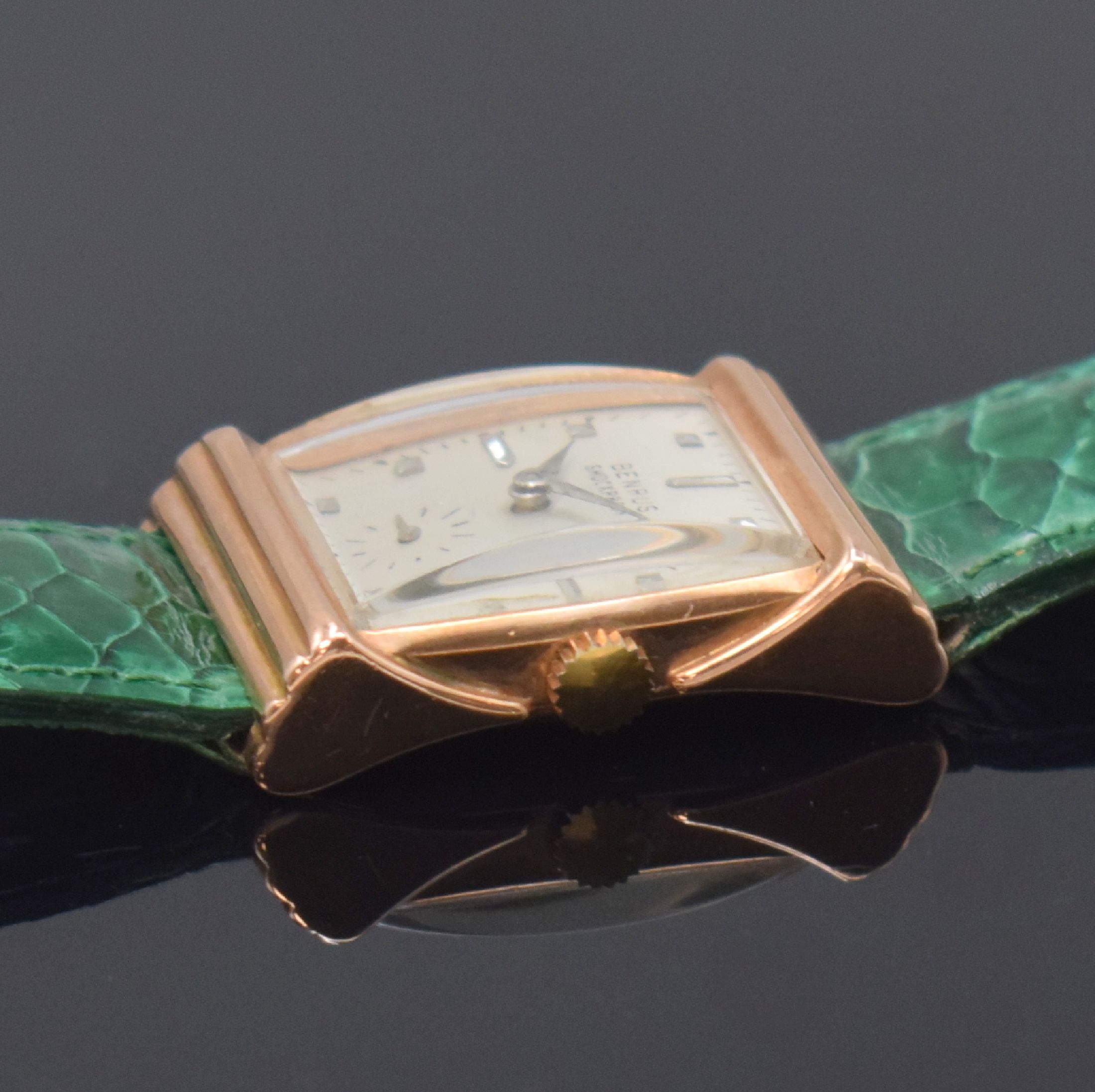 Detail b: BENRUS rechteckige Armbanduhr in RG 585/000, USA / Schweiz um 1940, Handaufzug, 2-tlg. Geh. m. ausgefallenen Anstößen, Boden aufgedr., silb. ...