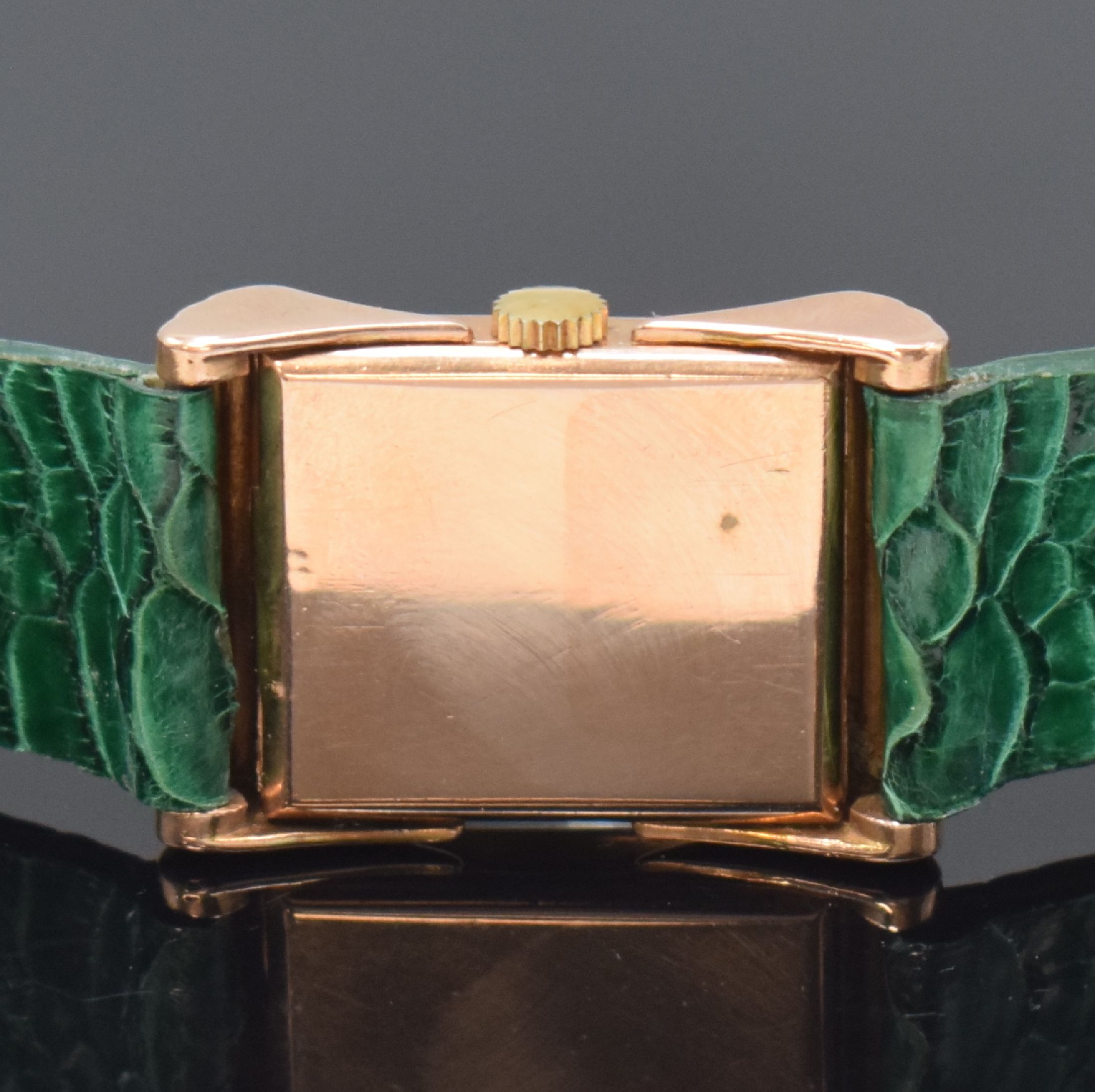 Detail c: BENRUS rechteckige Armbanduhr in RG 585/000, USA / Schweiz um 1940, Handaufzug, 2-tlg. Geh. m. ausgefallenen Anstößen, Boden aufgedr., silb. ...