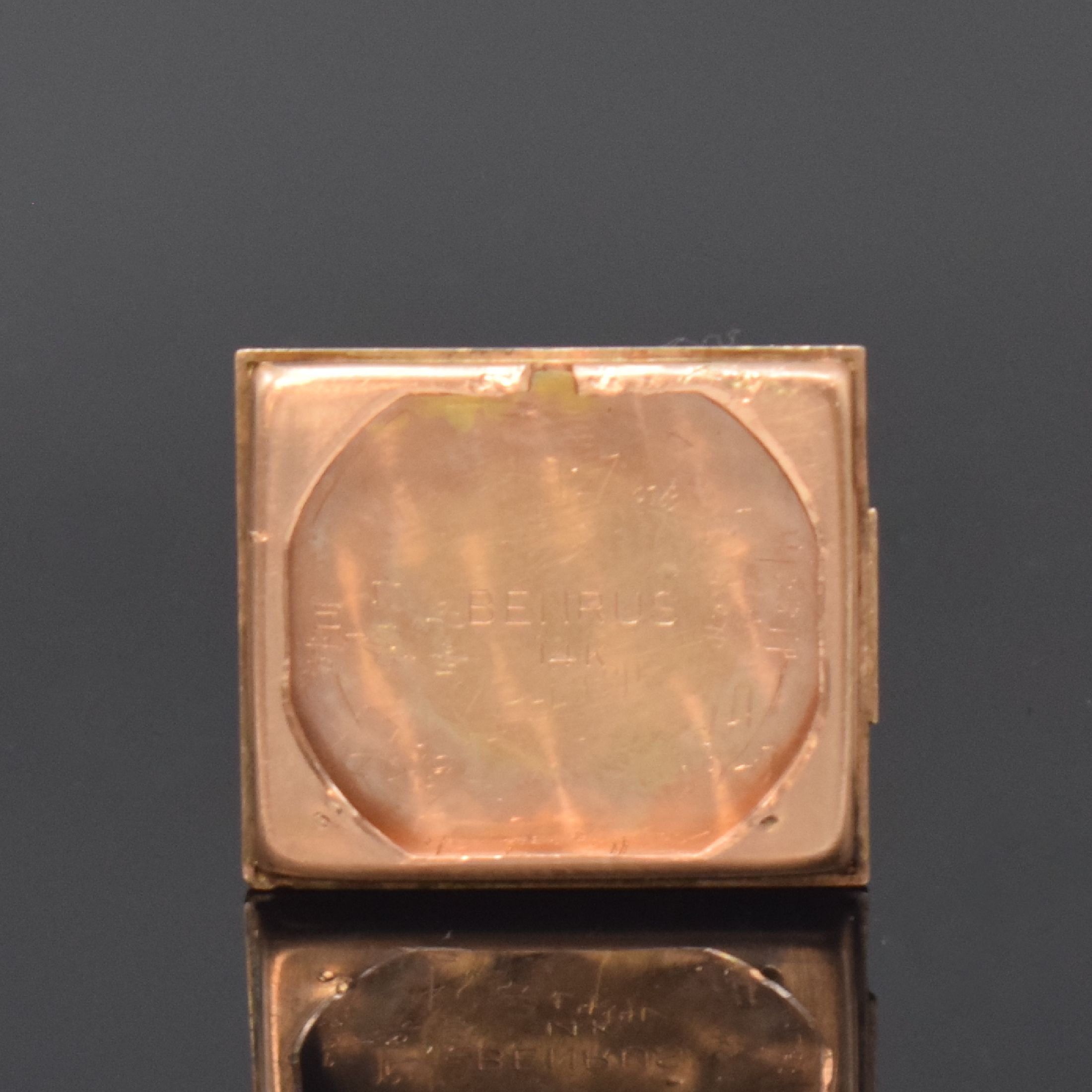 Detail d: BENRUS rechteckige Armbanduhr in RG 585/000, USA / Schweiz um 1940, Handaufzug, 2-tlg. Geh. m. ausgefallenen Anstößen, Boden aufgedr., silb. ...