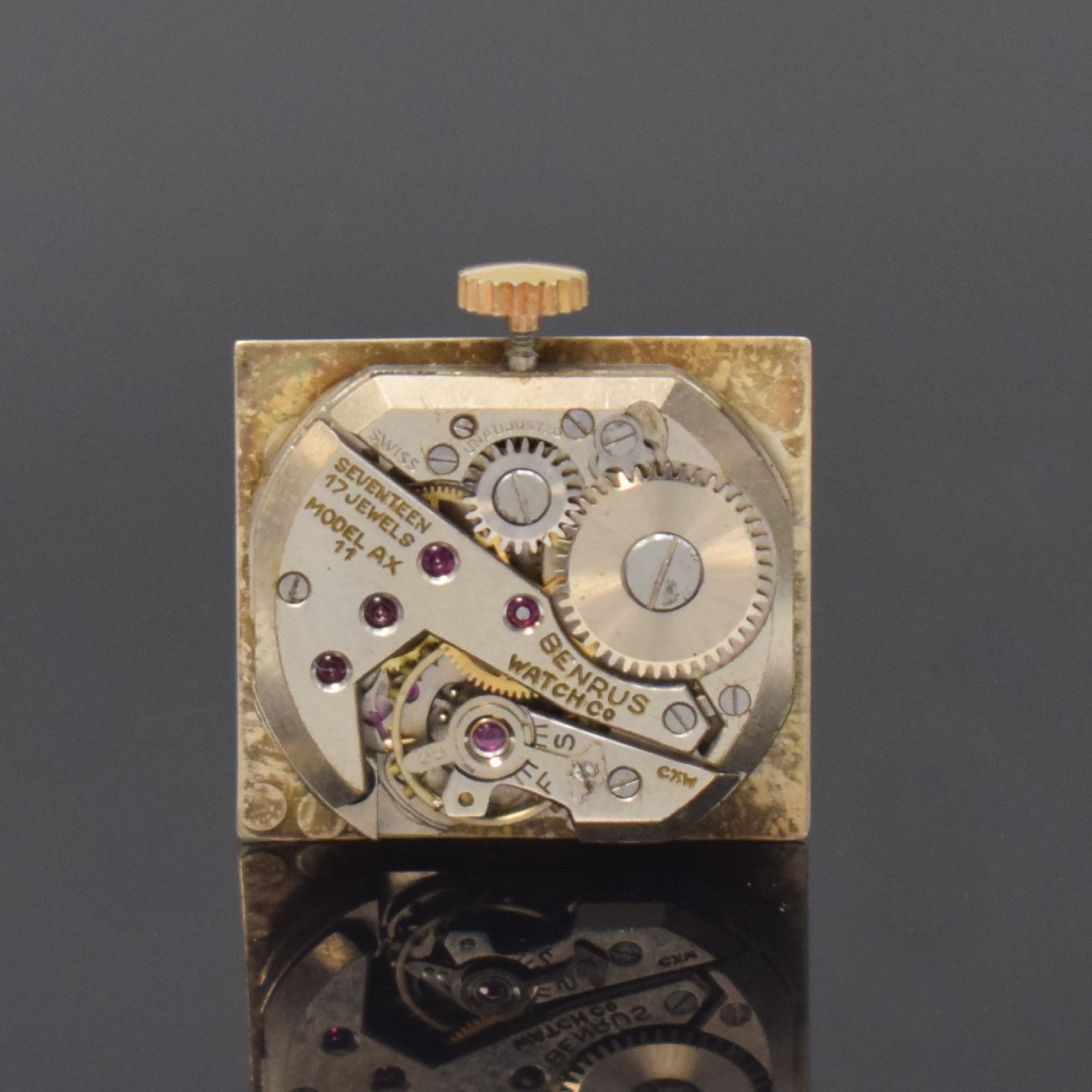 Detail e: BENRUS rechteckige Armbanduhr in RG 585/000, USA / Schweiz um 1940, Handaufzug, 2-tlg. Geh. m. ausgefallenen Anstößen, Boden aufgedr., silb. ...