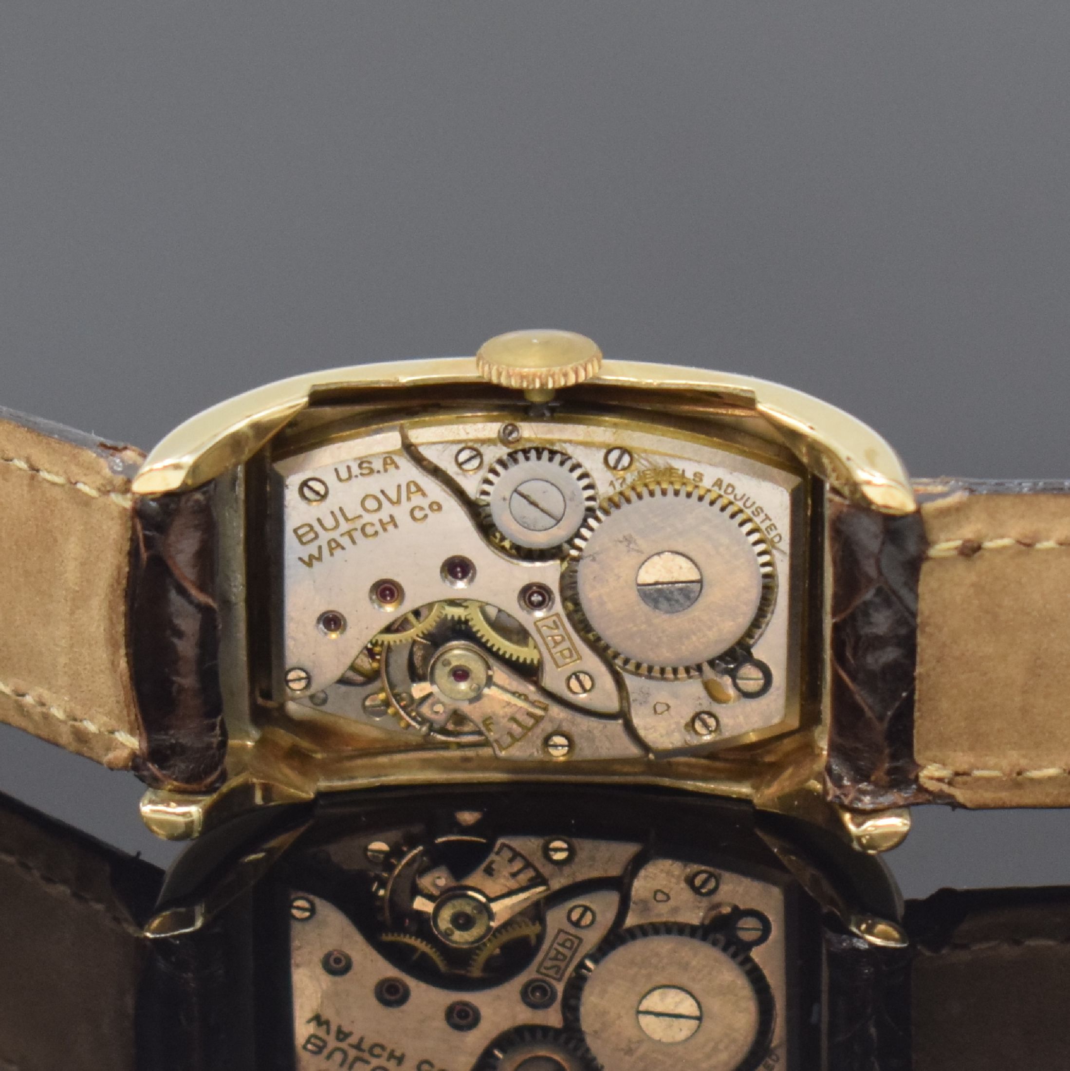 Detail d: BULOVA Drivers und 3 weitere vergoldete Armbanduhren, USA um 1940, Handaufzug, 2- tlg. Gehäuse m. aufgedr. Böden, 1 x m. Monogramm-Grav., 3 x 10k ...