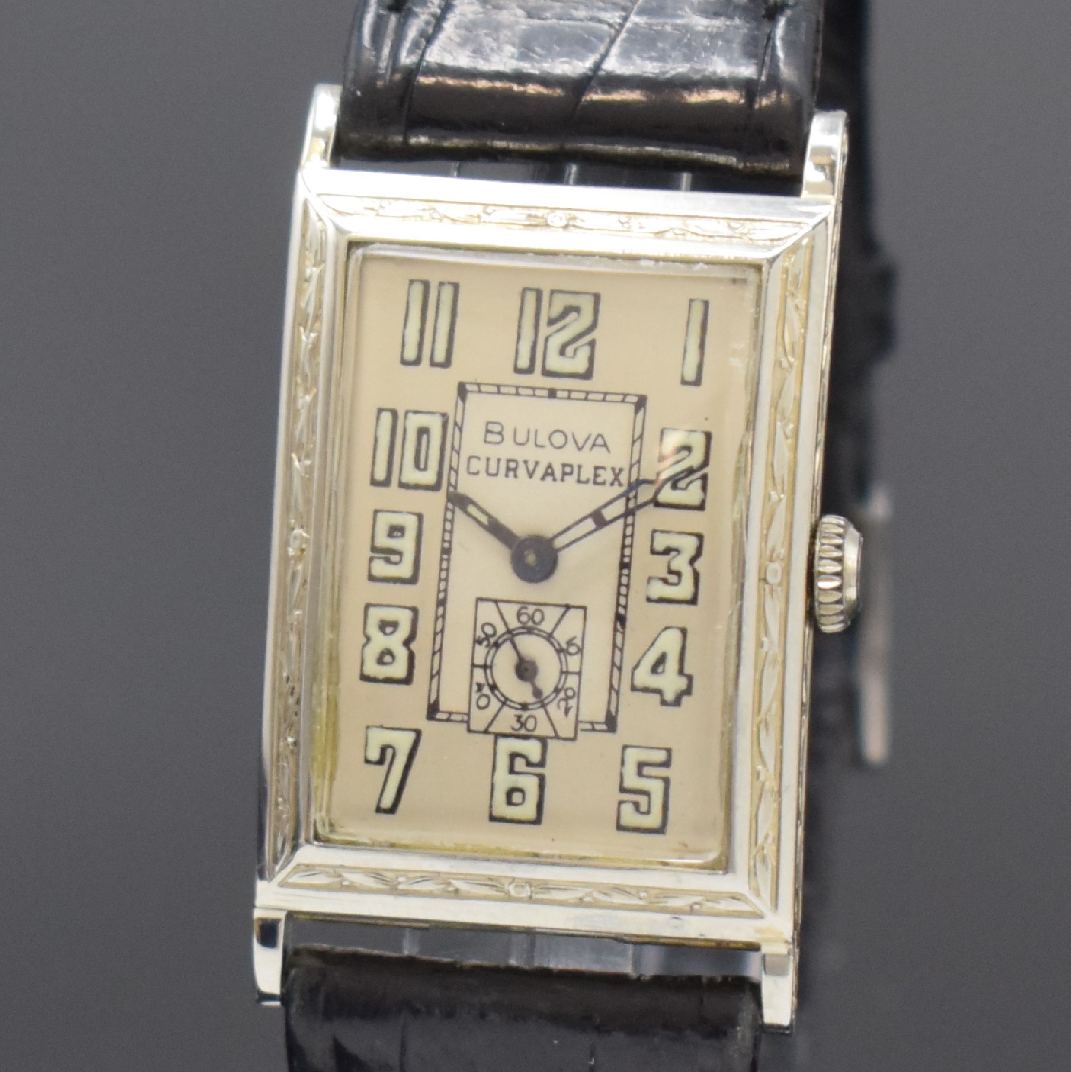 Detail a: BULOVA frühe rechteckige Armbanduhr in WG 750/000, Schweiz für USA um 1930, Handaufzug, großes Scharniergeh., floral tief grav. Lünette u. Rand, ...