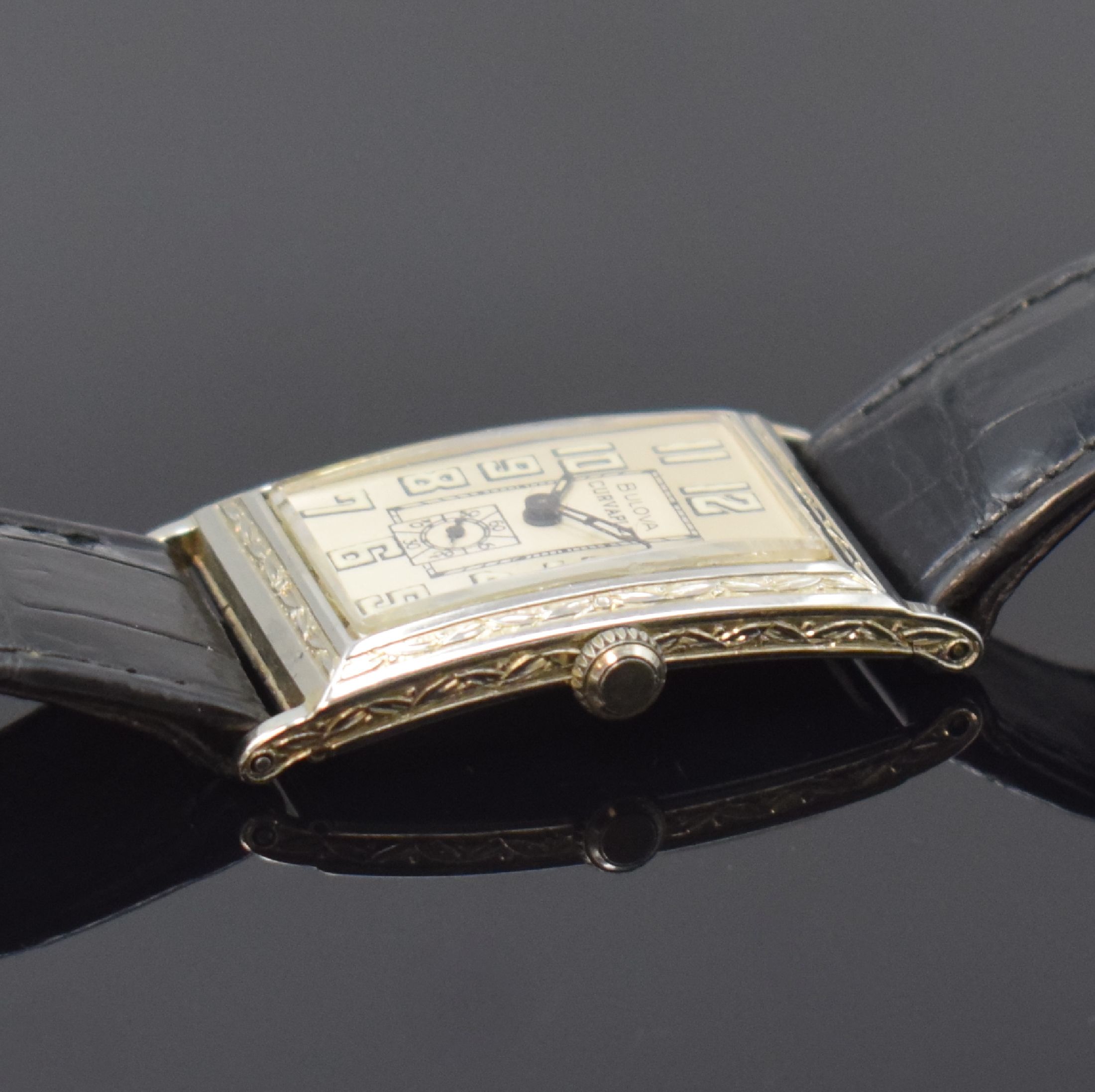 Detail b: BULOVA frühe rechteckige Armbanduhr in WG 750/000, Schweiz für USA um 1930, Handaufzug, großes Scharniergeh., floral tief grav. Lünette u. Rand, ...