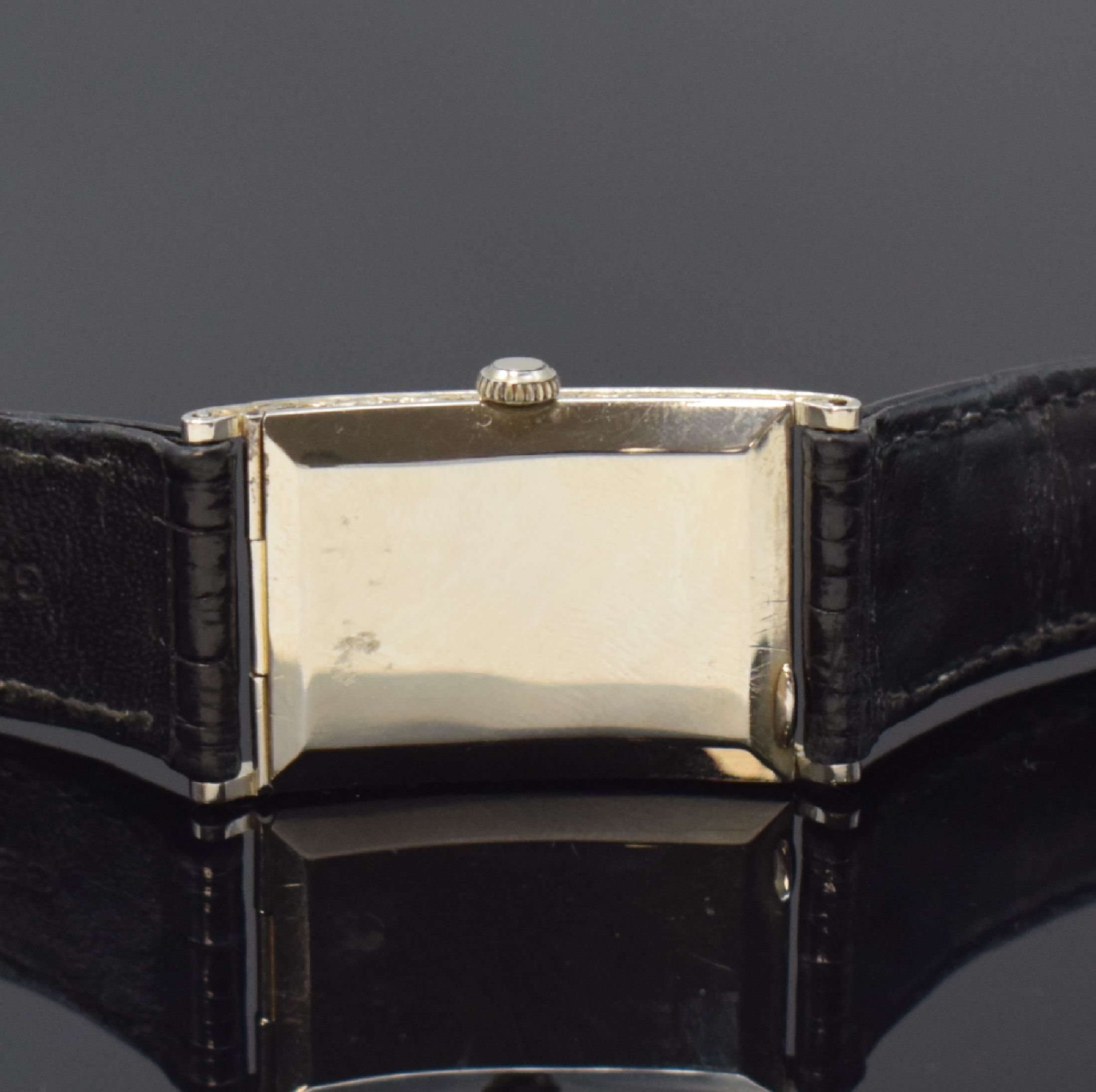 Detail c: BULOVA frühe rechteckige Armbanduhr in WG 750/000, Schweiz für USA um 1930, Handaufzug, großes Scharniergeh., floral tief grav. Lünette u. Rand, ...