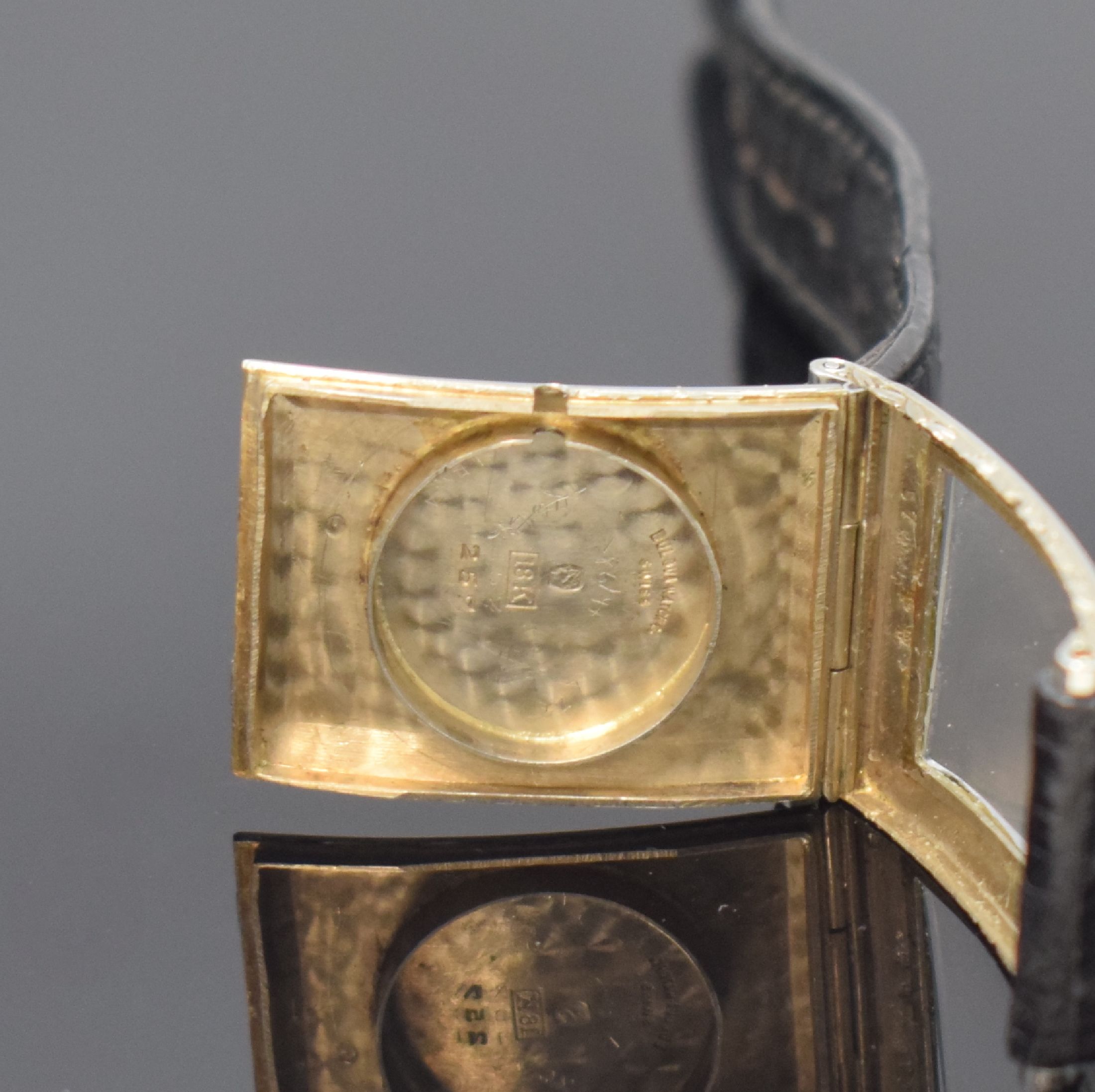 Detail d: BULOVA frühe rechteckige Armbanduhr in WG 750/000, Schweiz für USA um 1930, Handaufzug, großes Scharniergeh., floral tief grav. Lünette u. Rand, ...