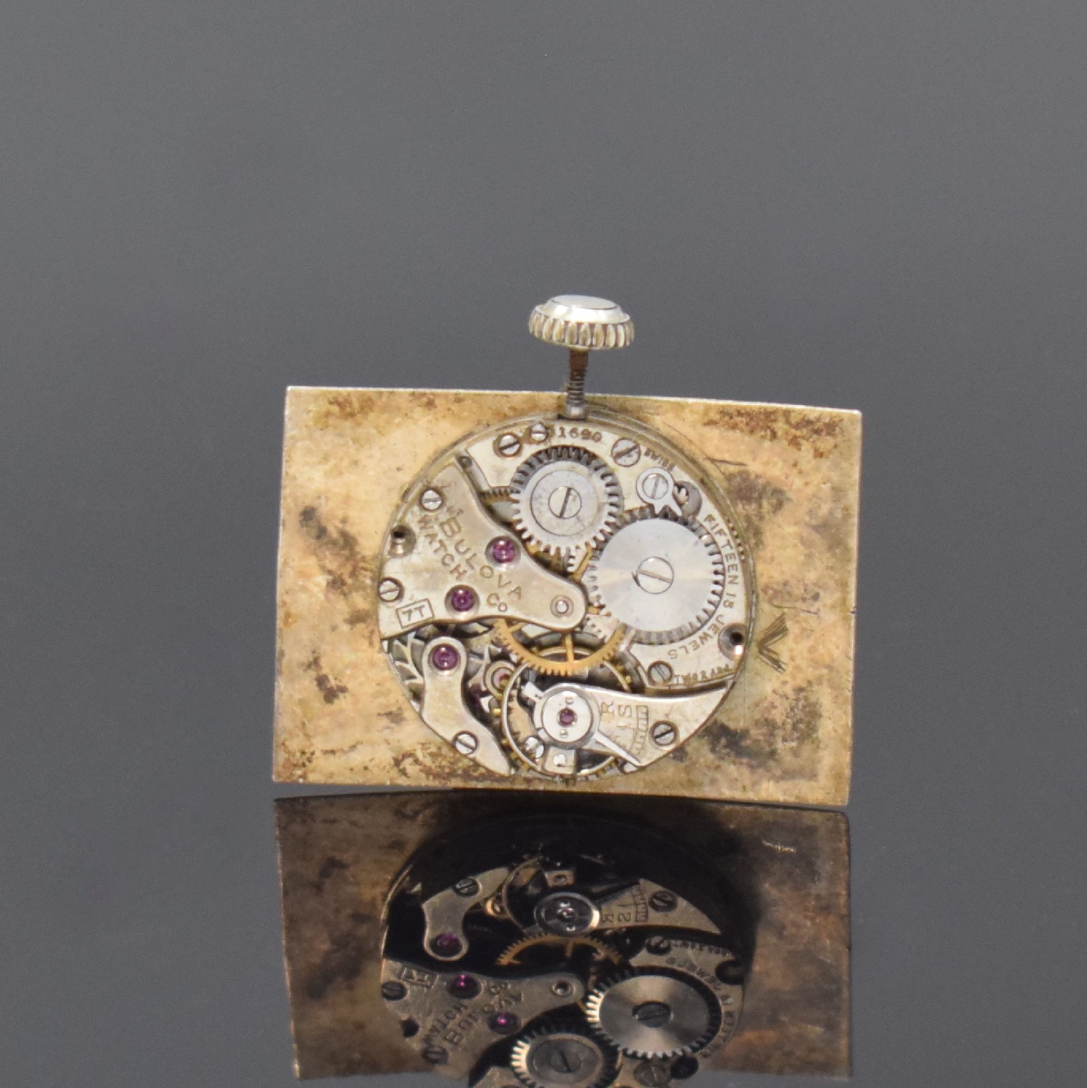 Detail e: BULOVA frühe rechteckige Armbanduhr in WG 750/000, Schweiz für USA um 1930, Handaufzug, großes Scharniergeh., floral tief grav. Lünette u. Rand, ...