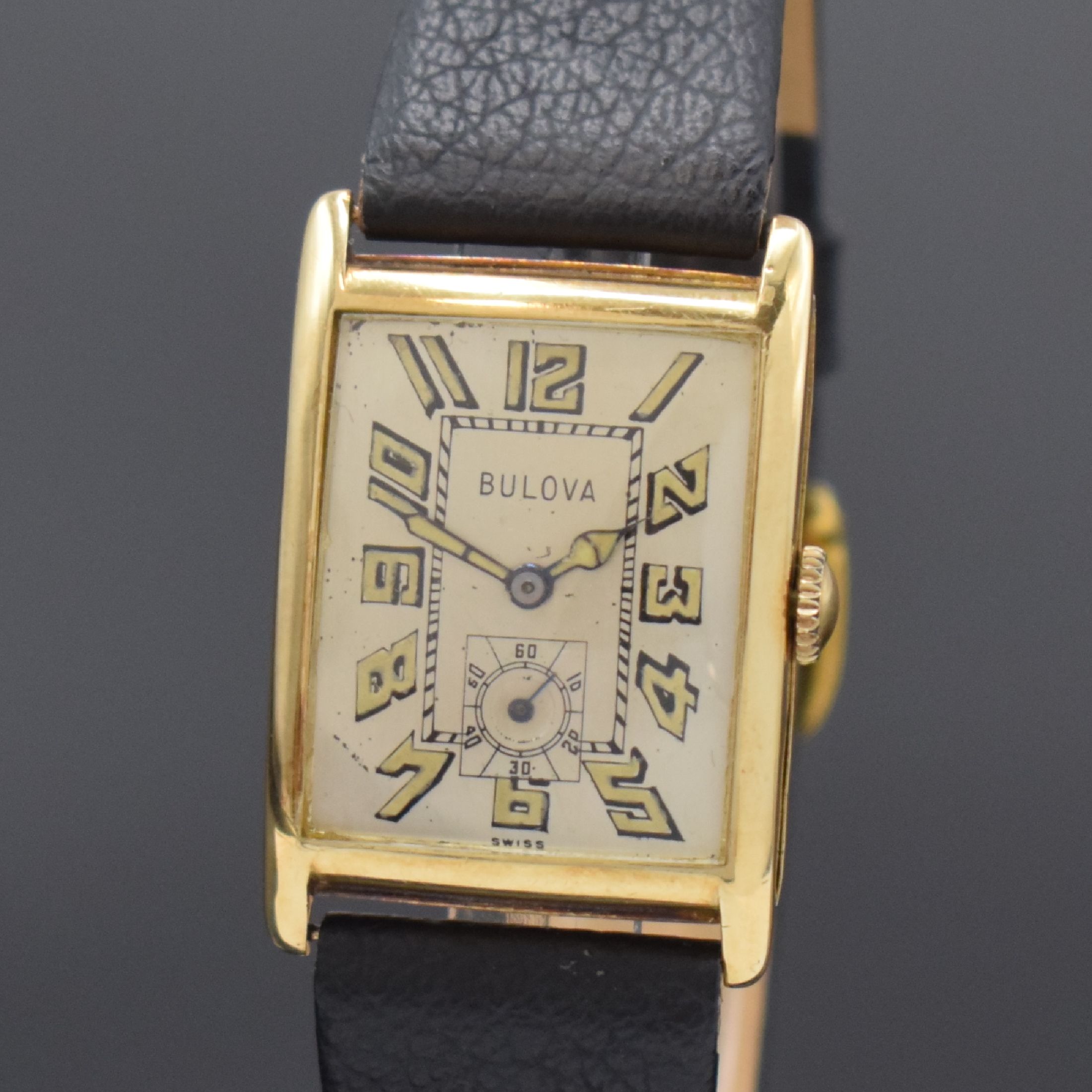 Detail a: BULOVA frühe rechteckige Armbanduhr in GG 585/000, Schweiz um 1925, Handaufzug, Scharniergeh. (Stift zu ers.), Boden dell., silb. Zifferbl. m. ...