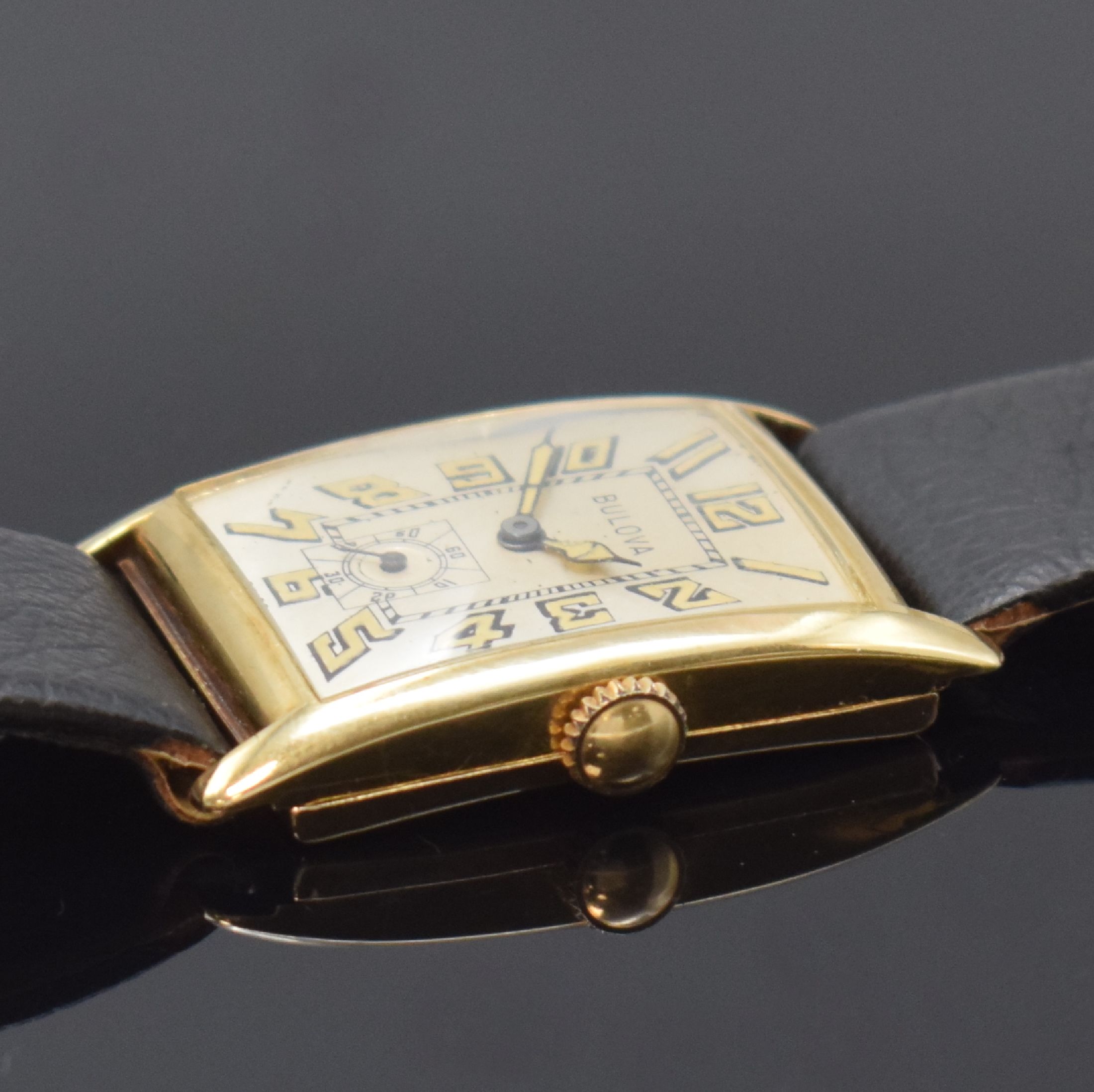 Detail b: BULOVA frühe rechteckige Armbanduhr in GG 585/000, Schweiz um 1925, Handaufzug, Scharniergeh. (Stift zu ers.), Boden dell., silb. Zifferbl. m. ...