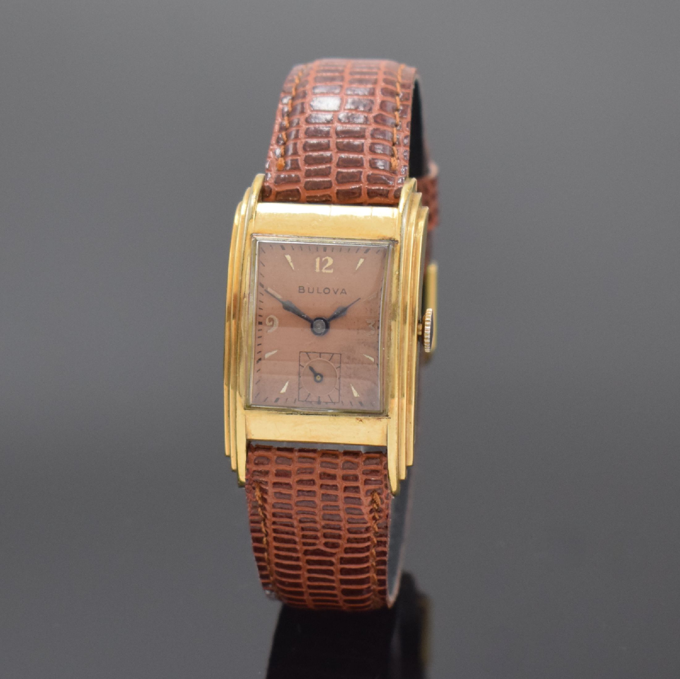 BULOVA seltene Pult-förmige Armbanduhr in 10k rolled Gold, USA um 1945, 2-tlg. Geh. m. getreppten Seiten, Boden aufgedr., lachsfarb. Zifferbl. pat., ...