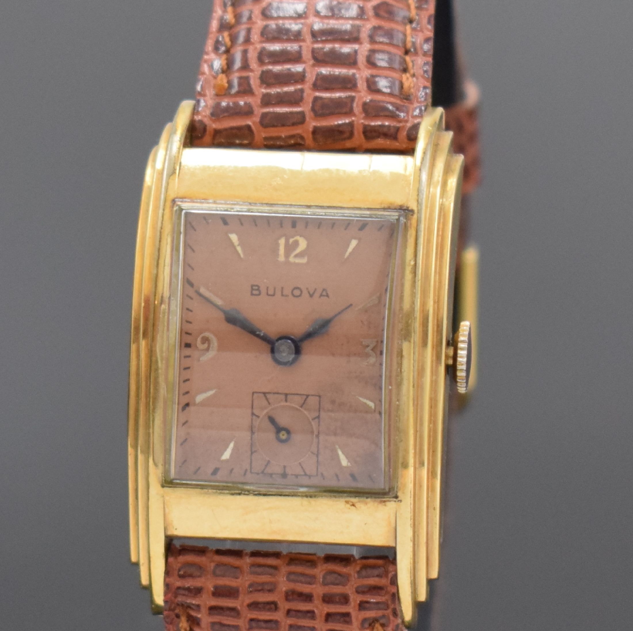 Detail a: BULOVA seltene Pult-förmige Armbanduhr in 10k rolled Gold, USA um 1945, 2-tlg. Geh. m. getreppten Seiten, Boden aufgedr., lachsfarb. Zifferbl. pat., ...