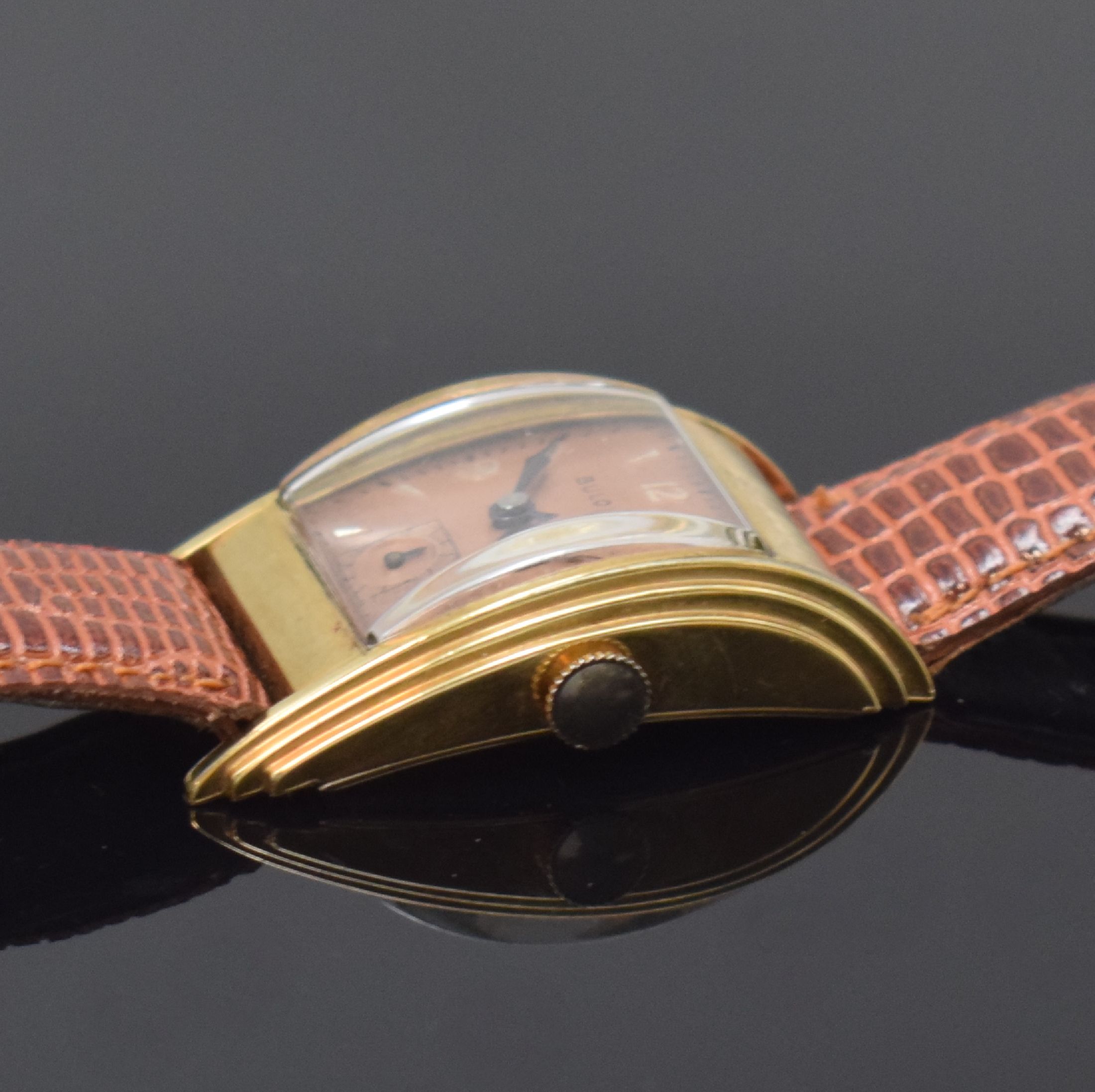 Detail b: BULOVA seltene Pult-förmige Armbanduhr in 10k rolled Gold, USA um 1945, 2-tlg. Geh. m. getreppten Seiten, Boden aufgedr., lachsfarb. Zifferbl. pat., ...
