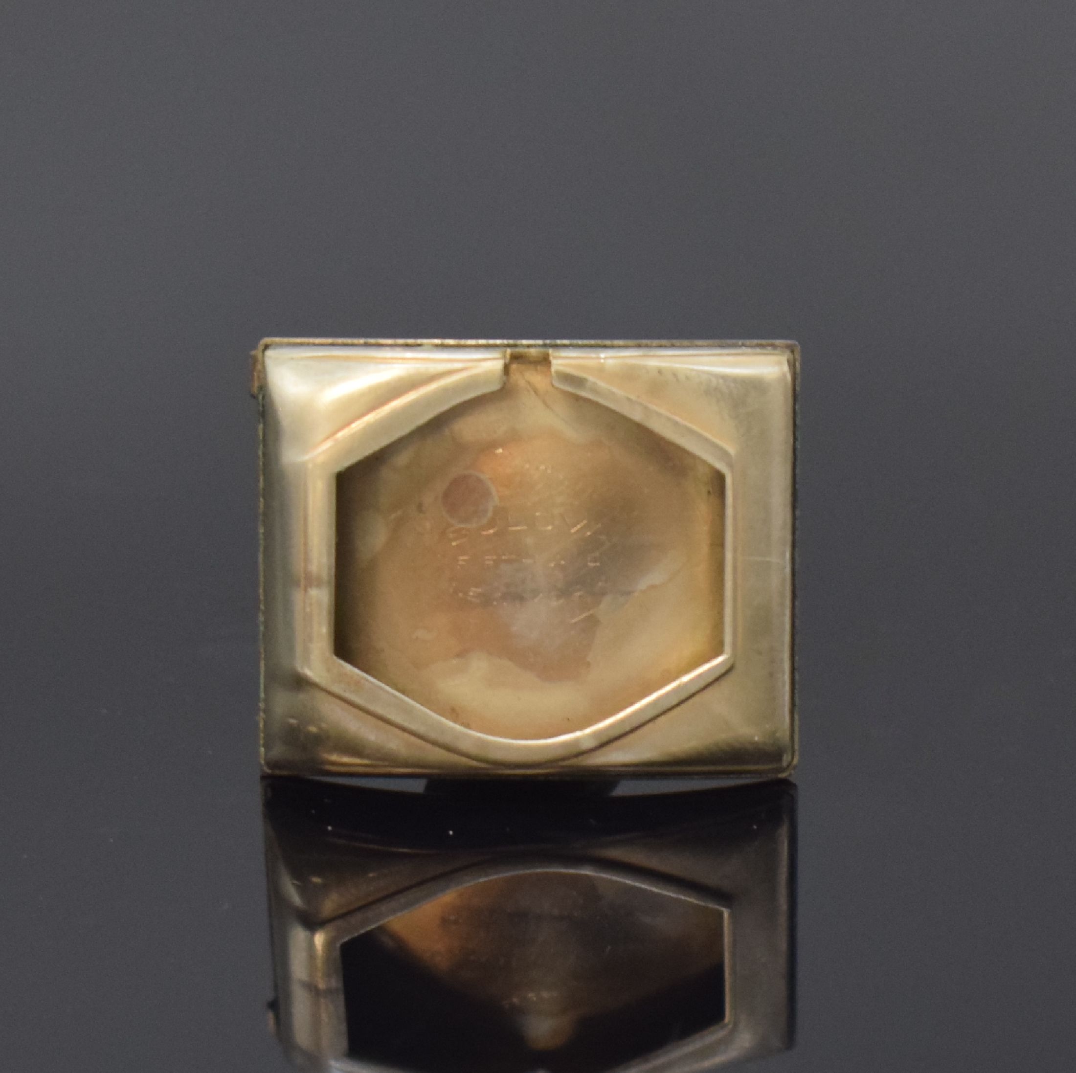 Detail d: BULOVA seltene Pult-förmige Armbanduhr in 10k rolled Gold, USA um 1945, 2-tlg. Geh. m. getreppten Seiten, Boden aufgedr., lachsfarb. Zifferbl. pat., ...