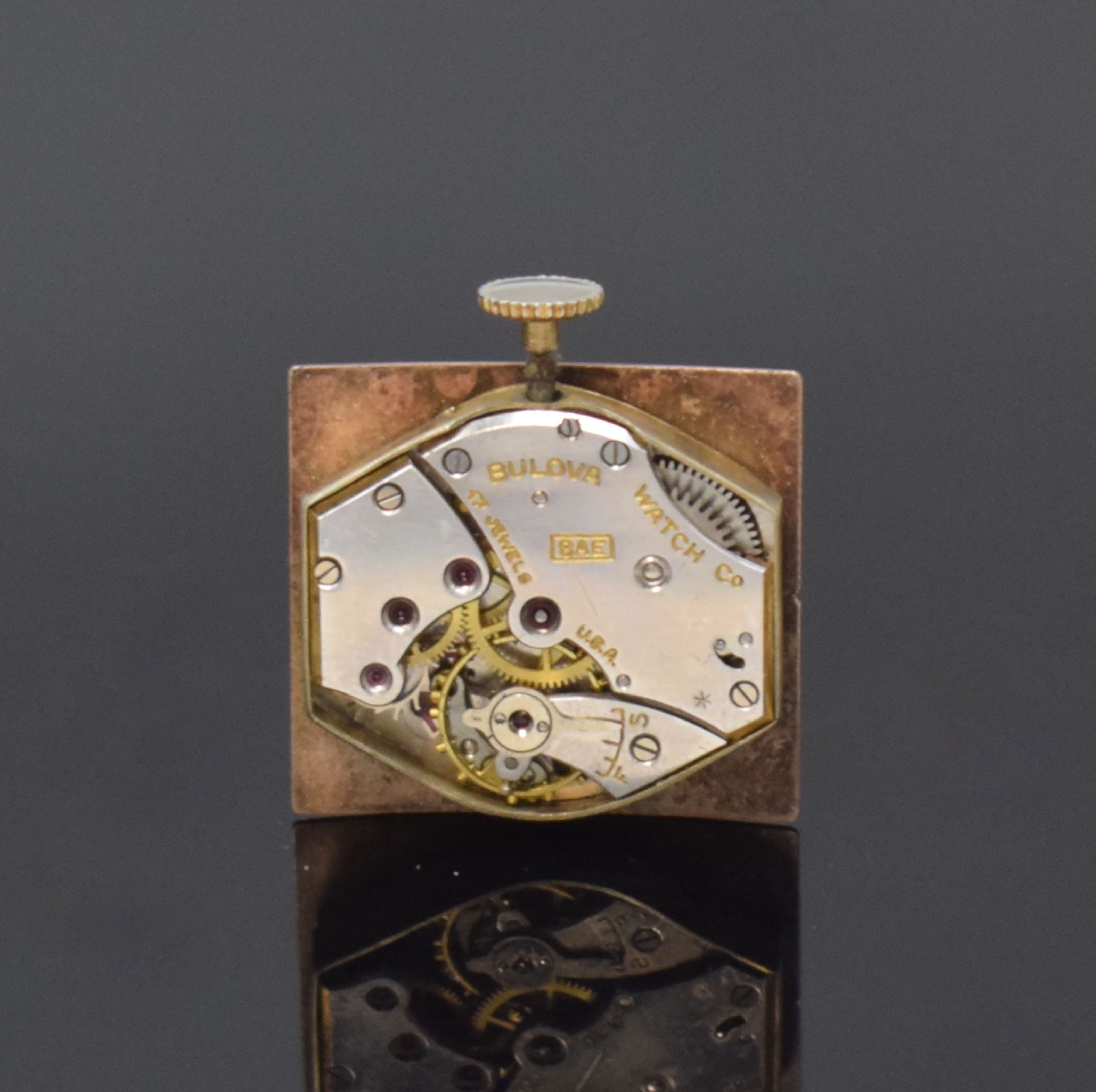 Detail e: BULOVA seltene Pult-förmige Armbanduhr in 10k rolled Gold, USA um 1945, 2-tlg. Geh. m. getreppten Seiten, Boden aufgedr., lachsfarb. Zifferbl. pat., ...