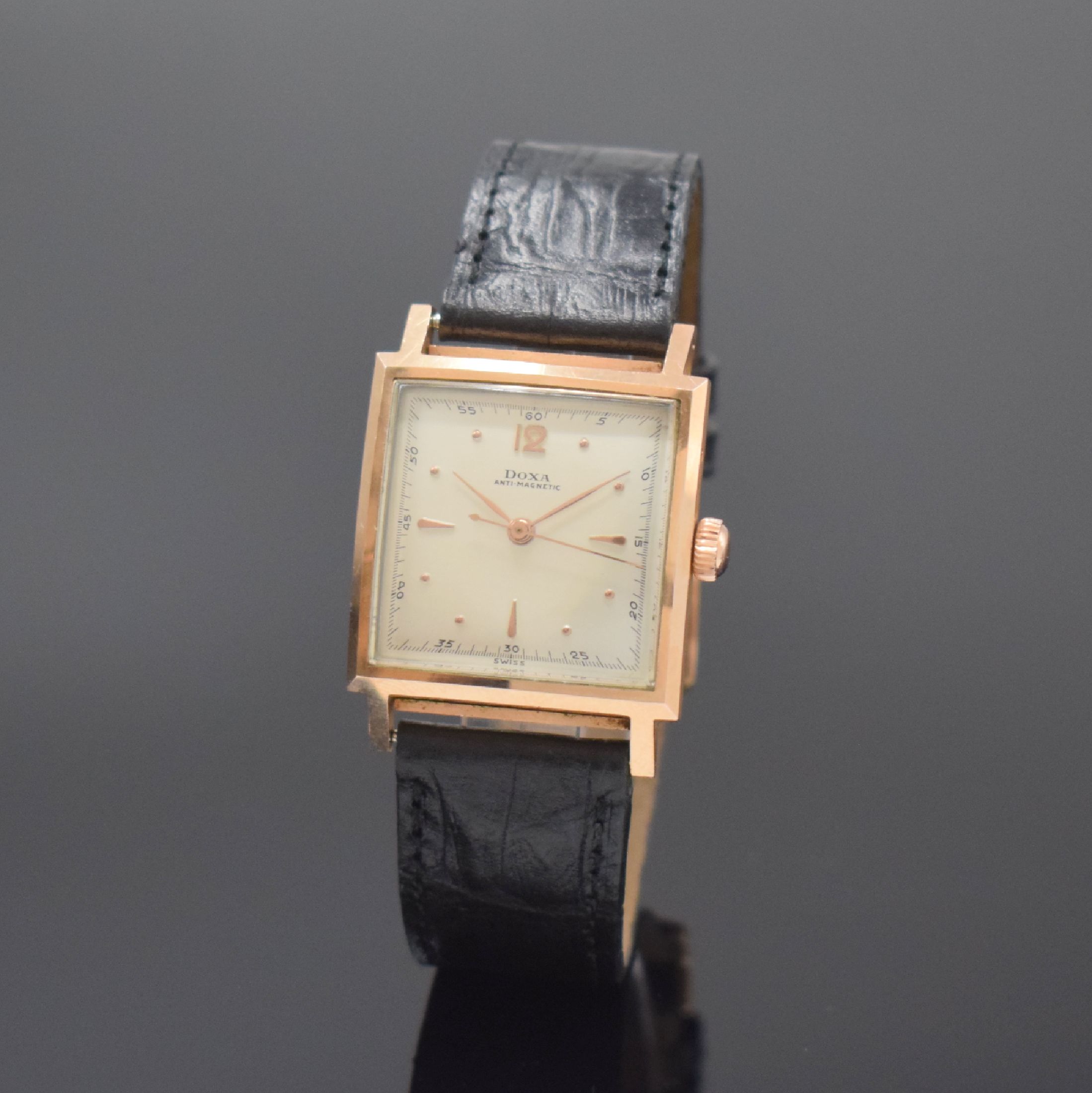 DOXA seltene verschraubte Armbanduhr in RG 585/000, Schweiz um 1945, Handaufzug, rückseitig 2-fach verschr. Geh., silb. orig. Zifferbl., rotgold. ...