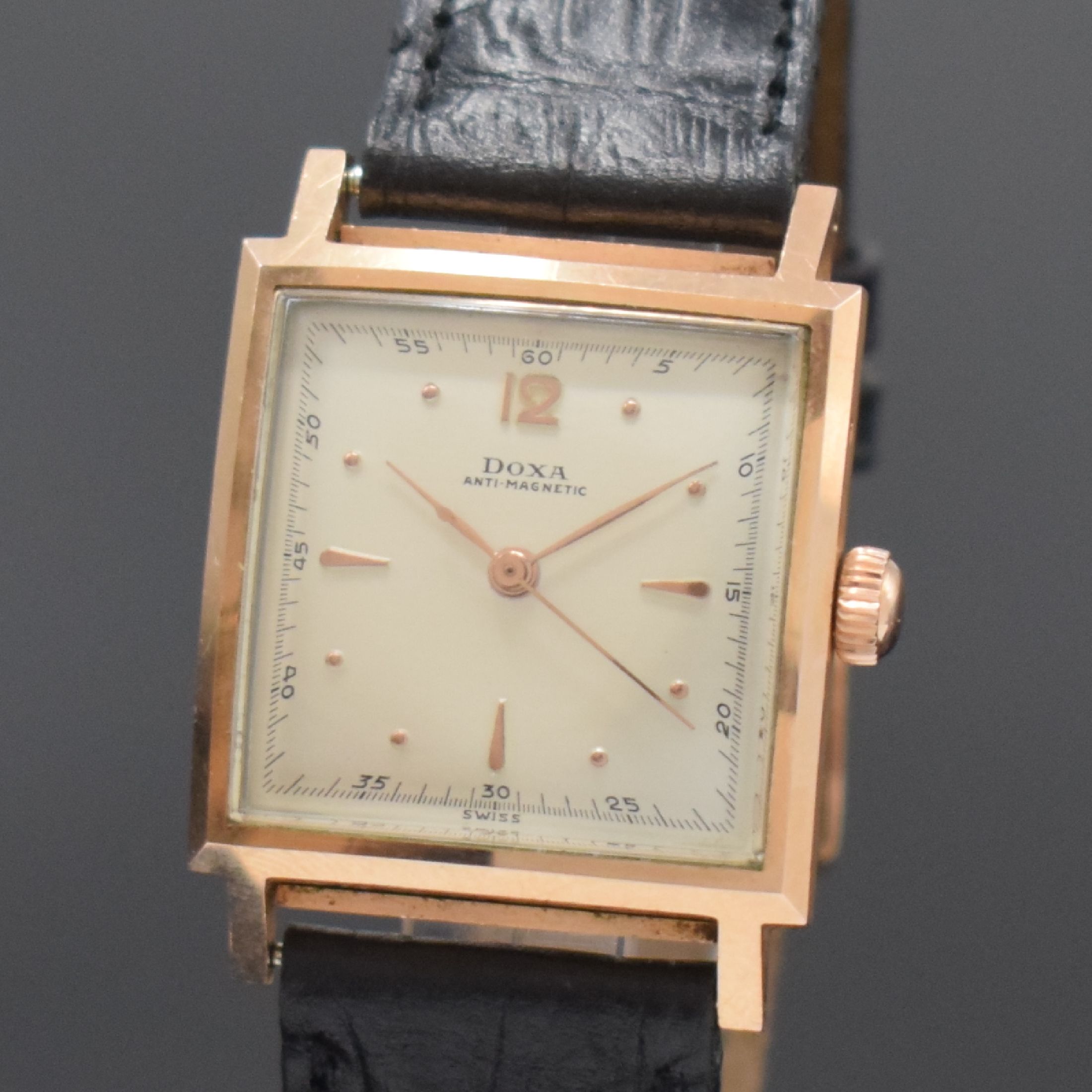 Detail a: DOXA seltene verschraubte Armbanduhr in RG 585/000, Schweiz um 1945, Handaufzug, rückseitig 2-fach verschr. Geh., silb. orig. Zifferbl., rotgold. ...