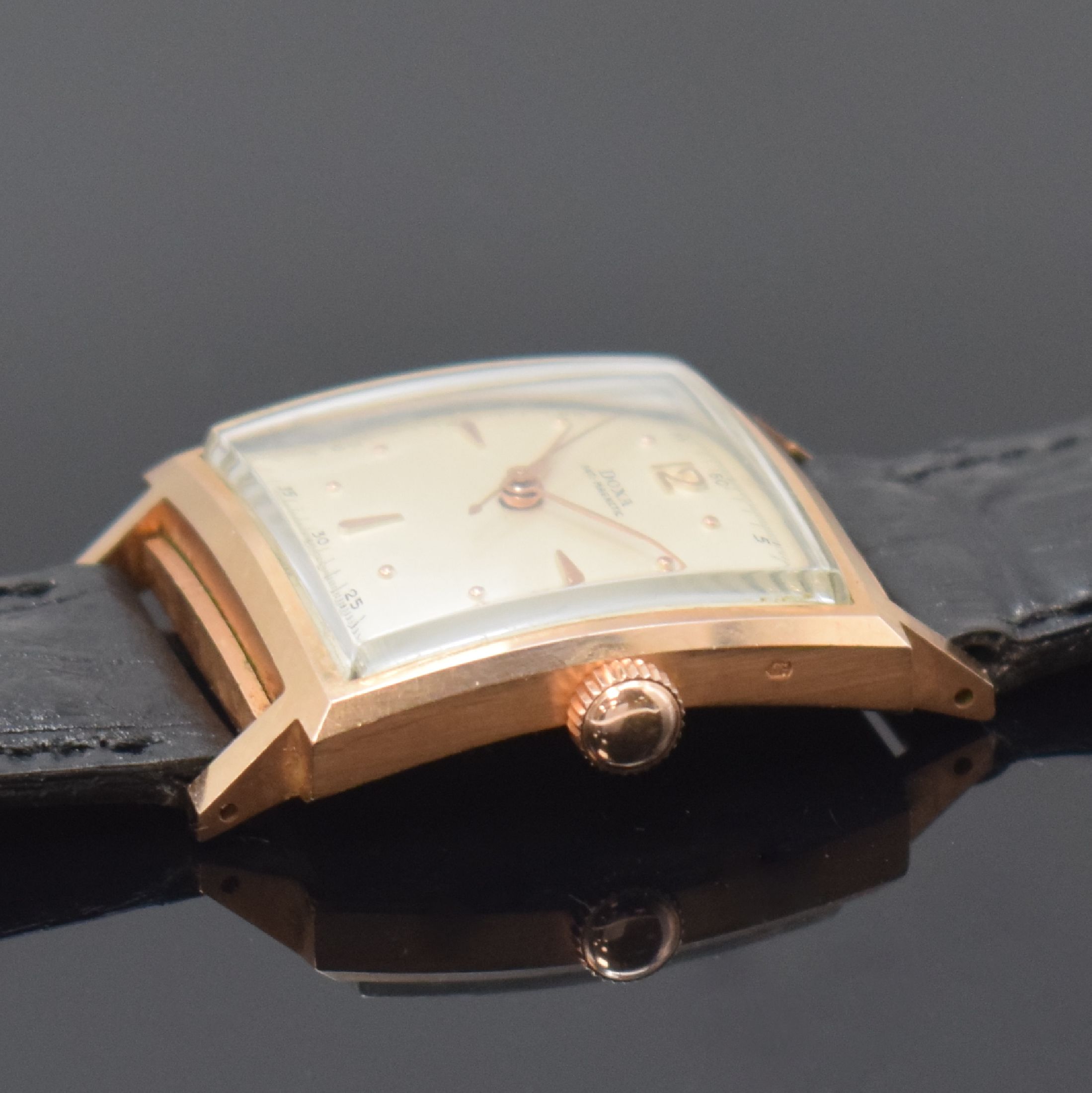 Detail b: DOXA seltene verschraubte Armbanduhr in RG 585/000, Schweiz um 1945, Handaufzug, rückseitig 2-fach verschr. Geh., silb. orig. Zifferbl., rotgold. ...