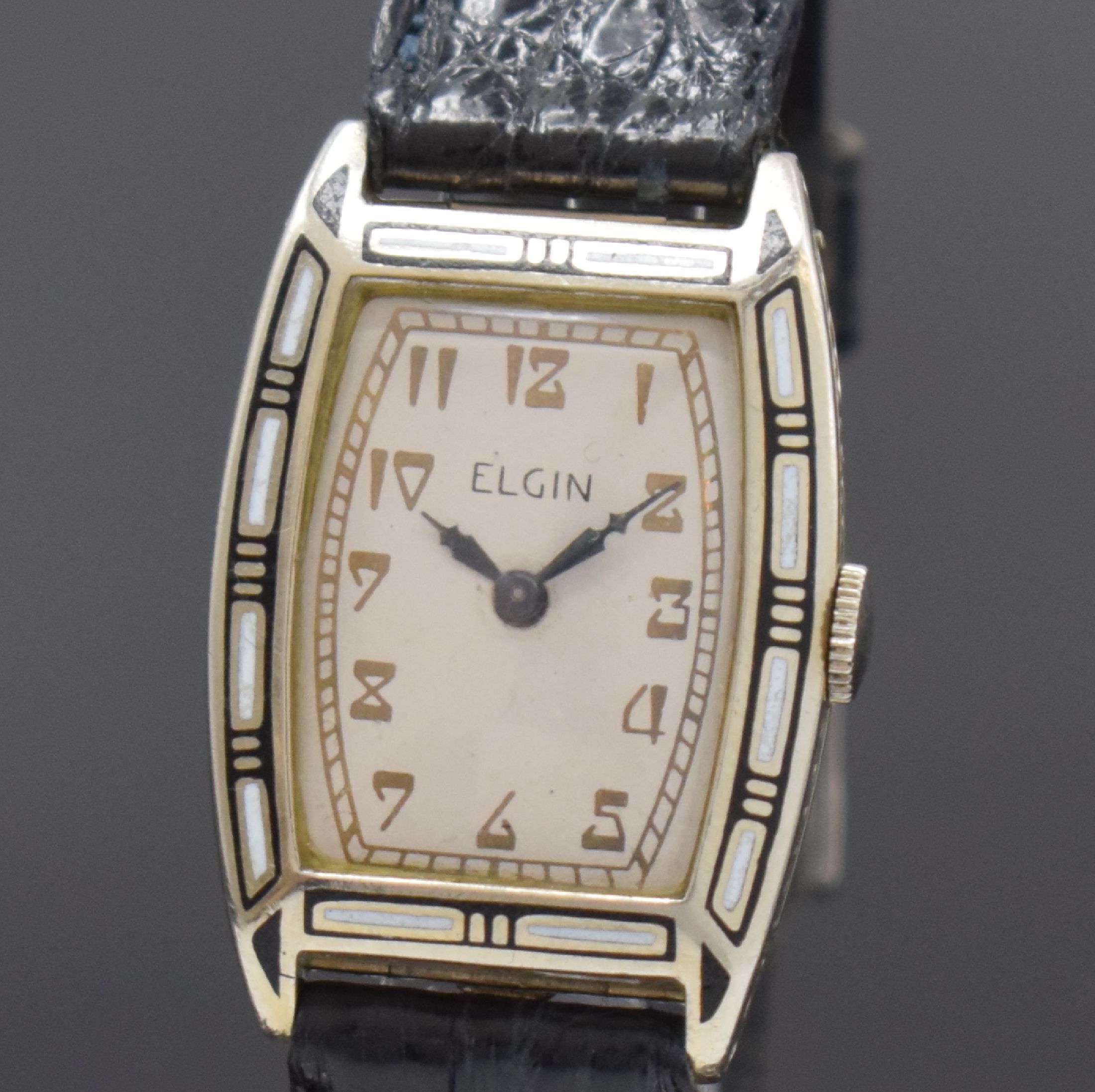 Detail a: ELGIN emaillierte Armbanduhr in 14k Weißgold, USA um 1930, Handaufzug, dopp. Scharniergeh., schwarz/weiß emaillierte Lünette, floral grav. Rand, ...