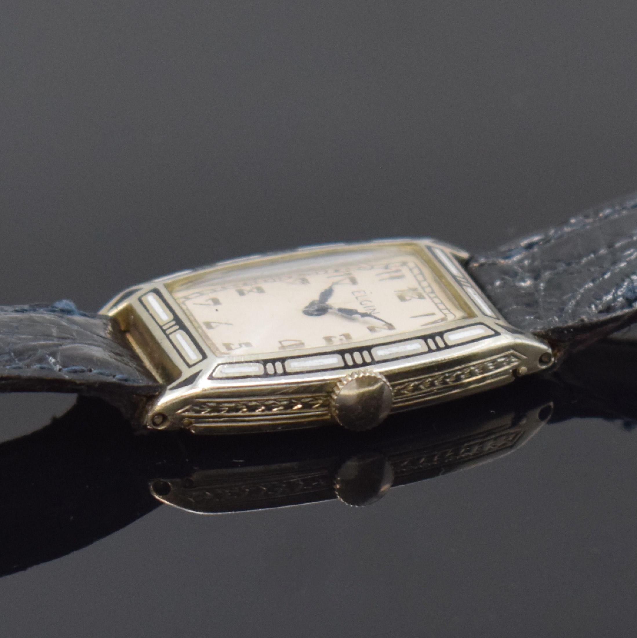 Detail b: ELGIN emaillierte Armbanduhr in 14k Weißgold, USA um 1930, Handaufzug, dopp. Scharniergeh., schwarz/weiß emaillierte Lünette, floral grav. Rand, ...