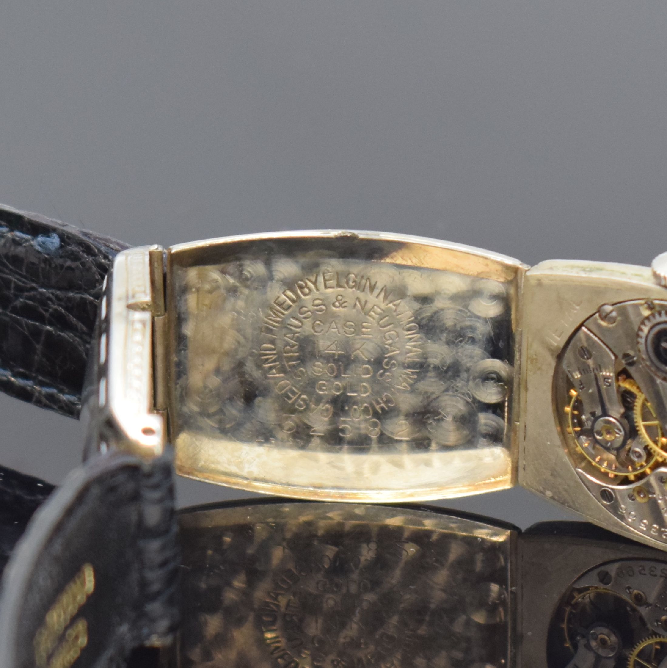 Detail d: ELGIN emaillierte Armbanduhr in 14k Weißgold, USA um 1930, Handaufzug, dopp. Scharniergeh., schwarz/weiß emaillierte Lünette, floral grav. Rand, ...