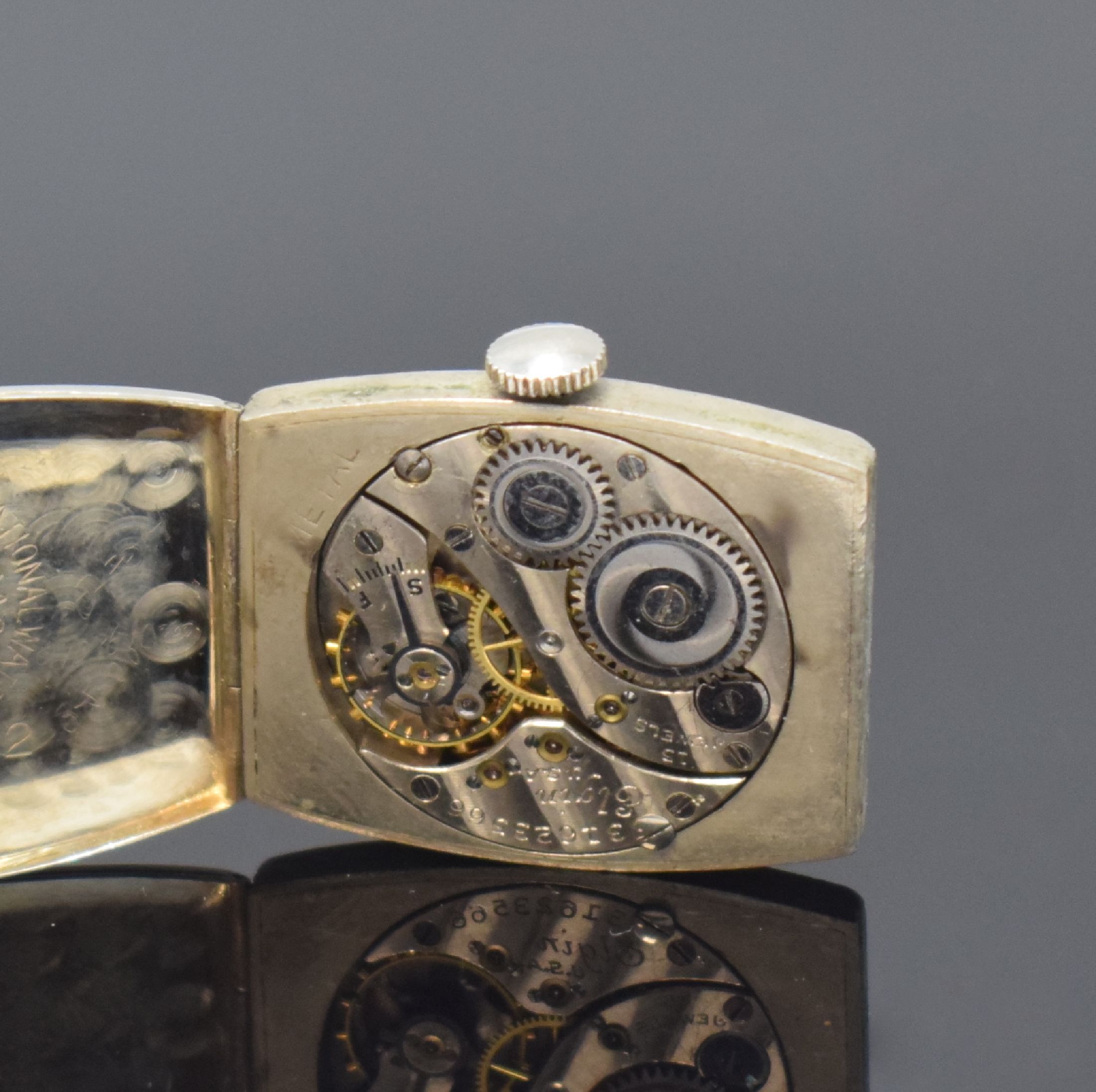 Detail e: ELGIN emaillierte Armbanduhr in 14k Weißgold, USA um 1930, Handaufzug, dopp. Scharniergeh., schwarz/weiß emaillierte Lünette, floral grav. Rand, ...