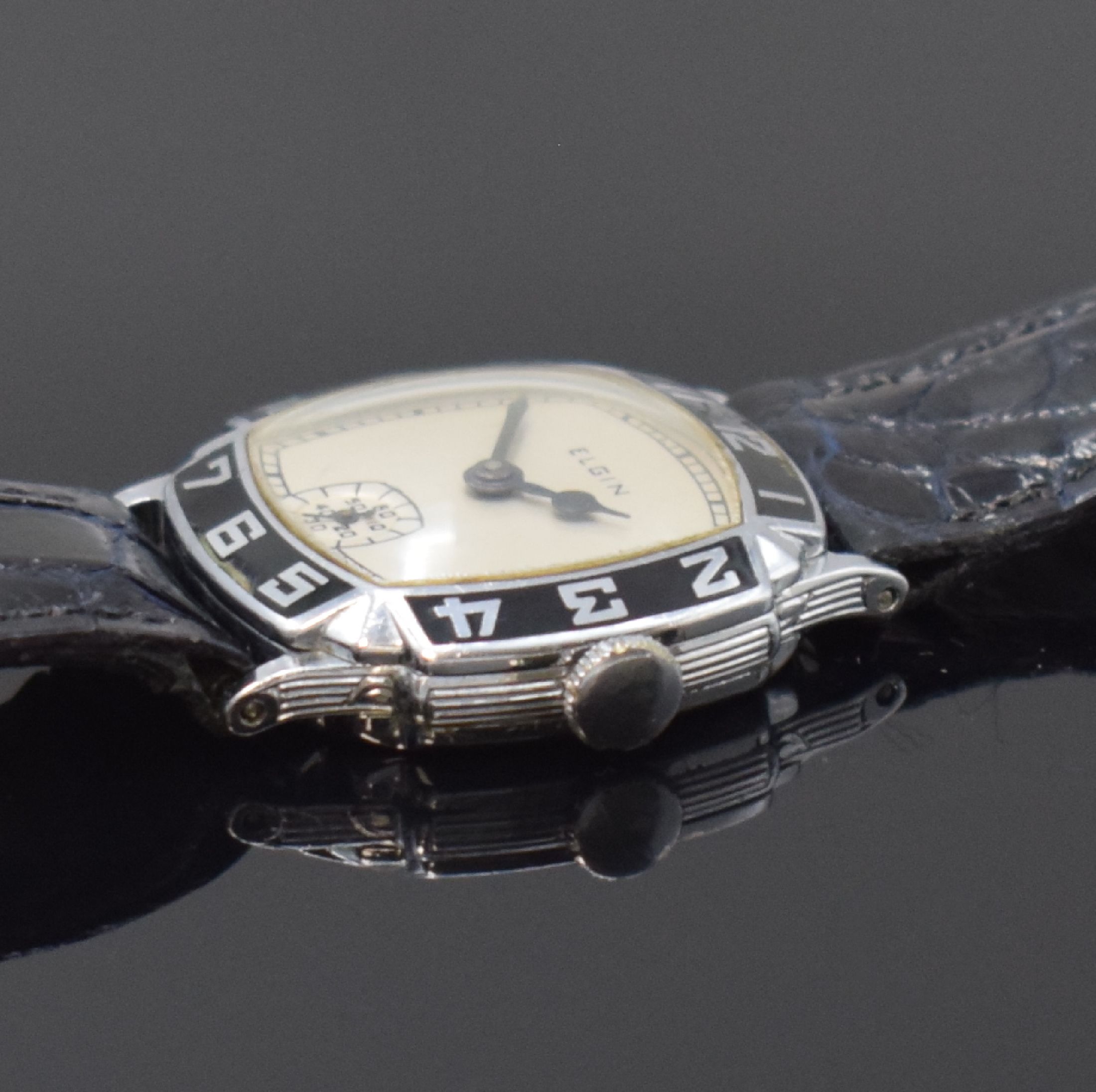 Detail b: ELGIN Armbanduhr mit schwarz emaillierter Stunden-Lünette im verchromten Nickelgehäuse, USA um 1930, Handaufzug, 3-tlg. Geh., Boden u. Glasrand ...
