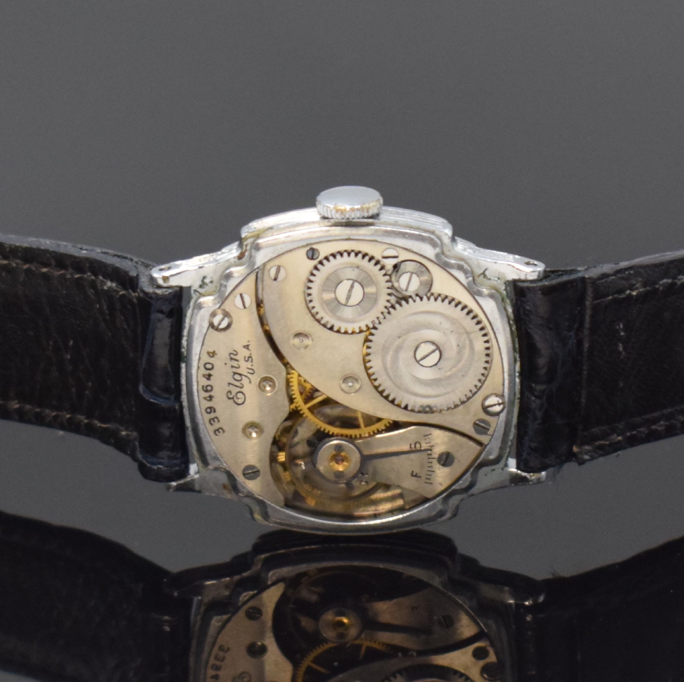 Detail d: ELGIN Armbanduhr mit schwarz emaillierter Stunden-Lünette im verchromten Nickelgehäuse, USA um 1930, Handaufzug, 3-tlg. Geh., Boden u. Glasrand ...
