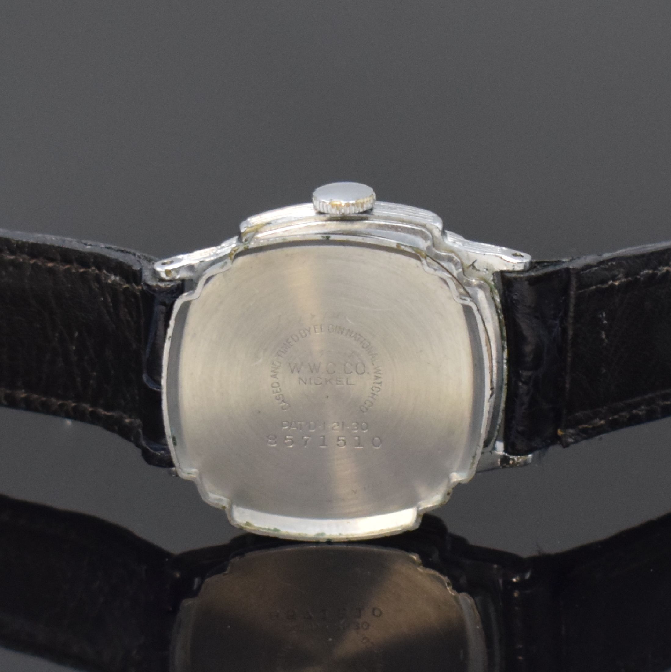 Detail e: ELGIN Armbanduhr mit schwarz emaillierter Stunden-Lünette im verchromten Nickelgehäuse, USA um 1930, Handaufzug, 3-tlg. Geh., Boden u. Glasrand ...