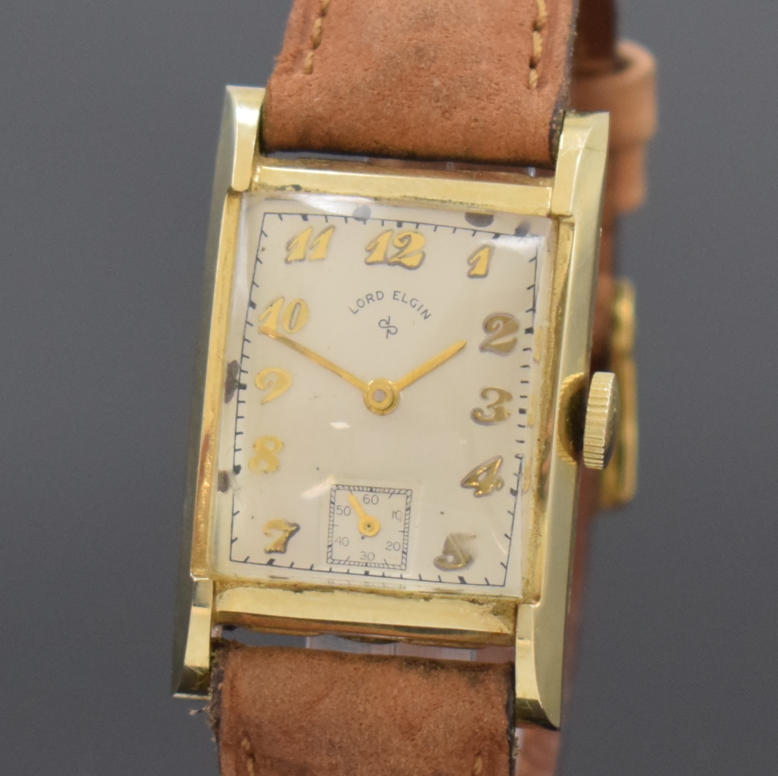 Detail a: LORD ELGIN rechteckige Armbanduhr in GG 585/000, USA um 1945, Handaufzug, 2-tlg. Geh., Boden mit Widmungsgrav. aufgedr., silb. Zifferbl. pat., gold. ...