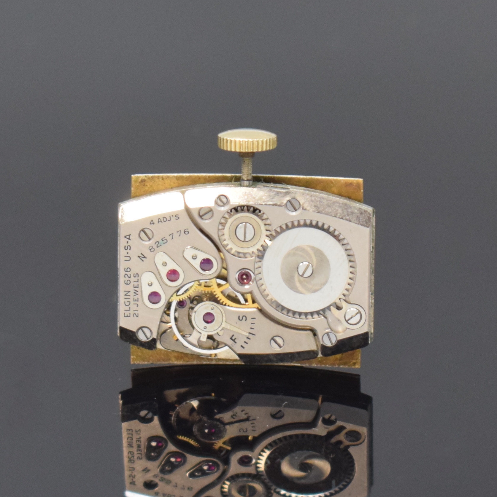 Detail d: LORD ELGIN rechteckige Armbanduhr in GG 585/000, USA um 1945, Handaufzug, 2-tlg. Geh., Boden mit Widmungsgrav. aufgedr., silb. Zifferbl. pat., gold. ...