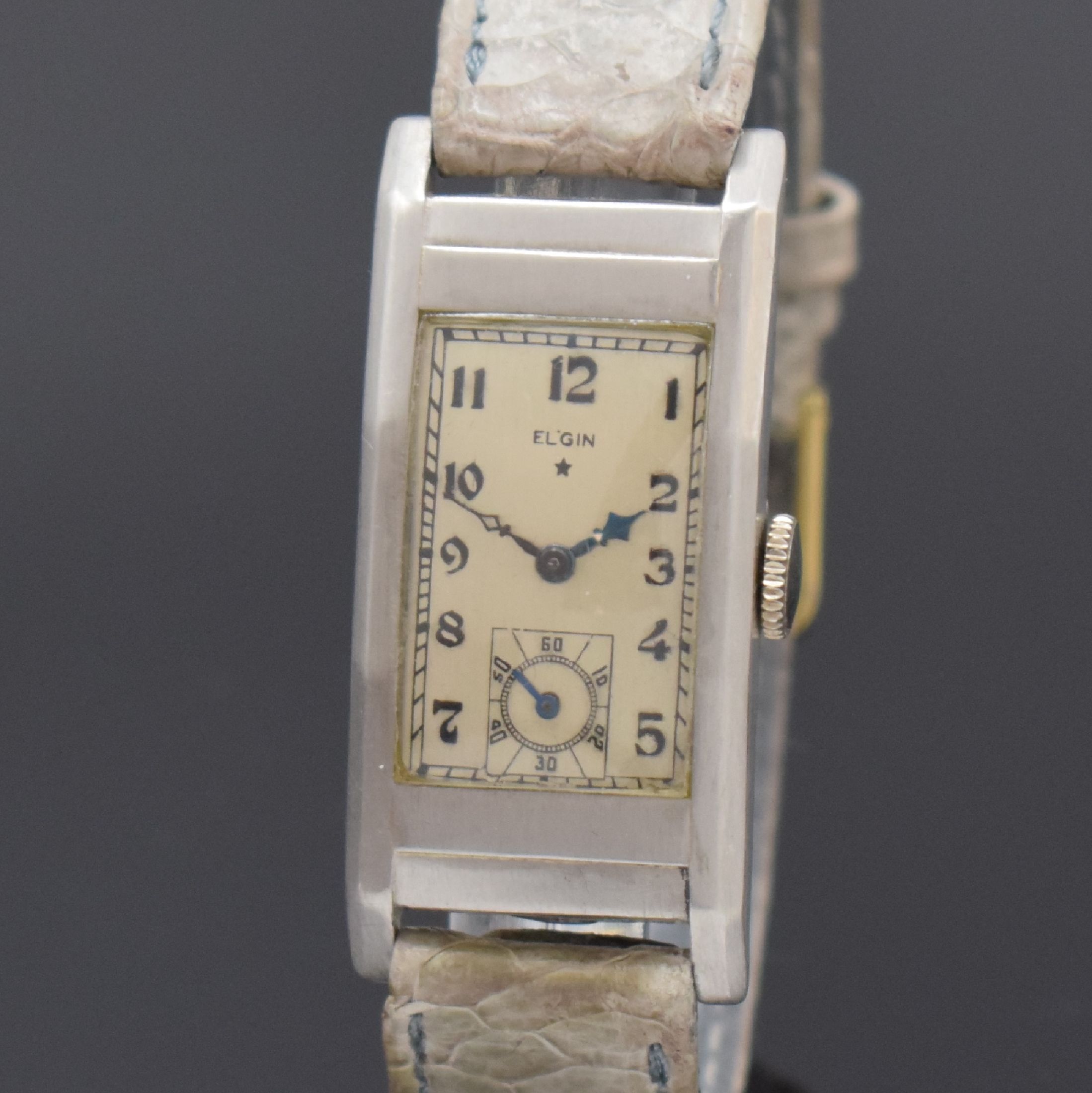 Detail a: ELGIN rechteckige Armbanduhr in Palladium, USA um 1938, Handaufzug, 2-tlg. Geh., Boden aufgedr., silb. Zifferbl. rest., gebl. Zeiger teilw. später, ...