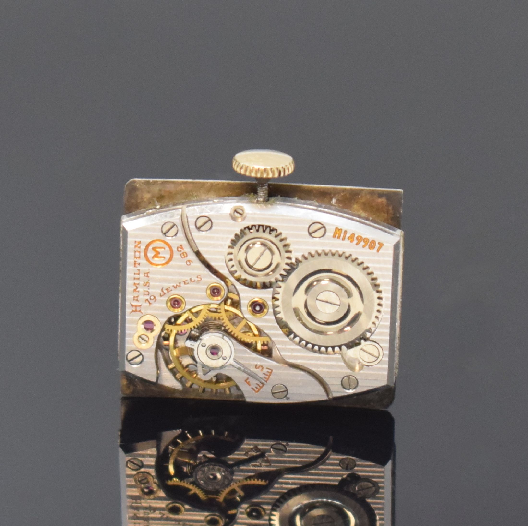 Detail d: HAMILTON rechteckige Armbanduhr in 14k Gelbgold, USA um 1950, Handaufzug, 2-tlg. Geh. m. aufgedr. Boden dell., silb. Duoton- Zifferbl. rest., aufges. ...