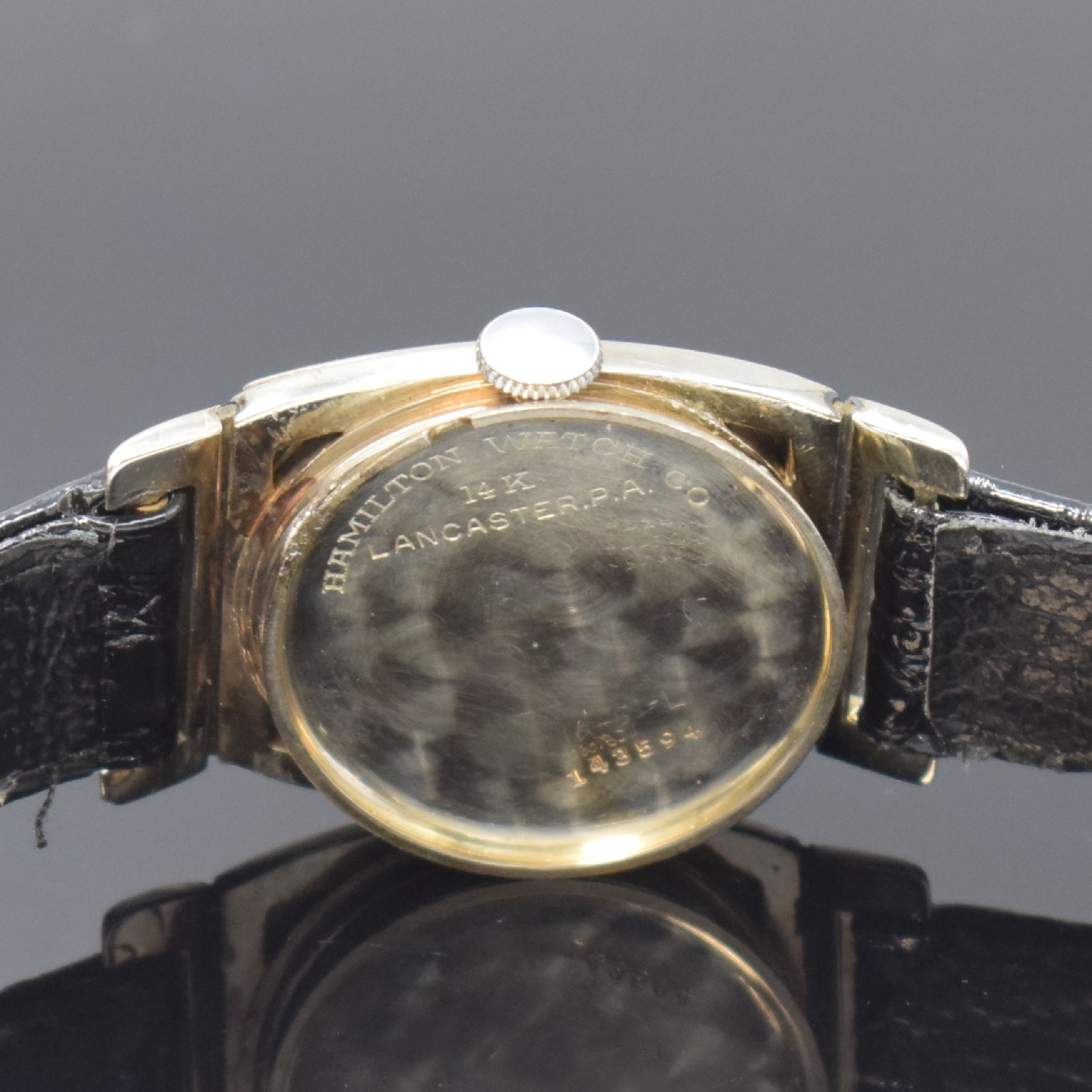 Detail e: HAMILTON Coronado seltene Art-Deco Armbanduhr in 14k Weißgold, USA um 1930, Handaufzug, Tonneau-Geh. m. beweglichen Anstößen, in schwarzer ...