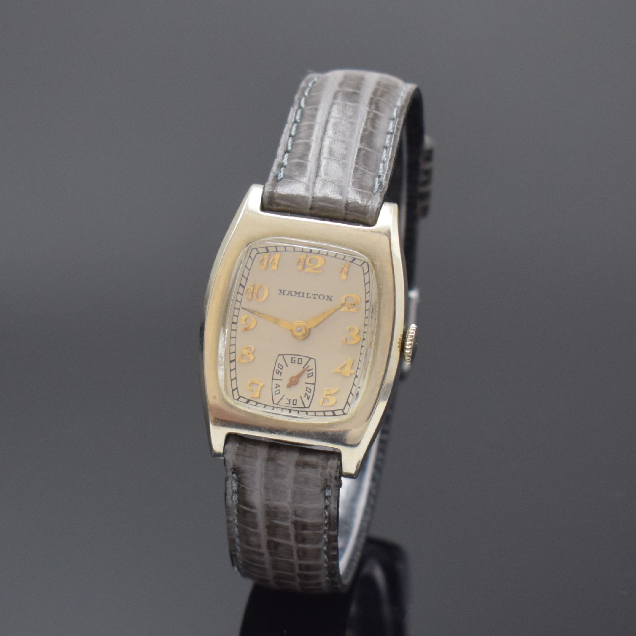 HAMILTON Armbanduhr in WG 585/000, USA um 1940, Handaufzug, 2-tlg. Tonneau-Geh., Boden aufgedr., silb. Zifferbl., aufges. gold. Breguetzahlen, gold. ...
