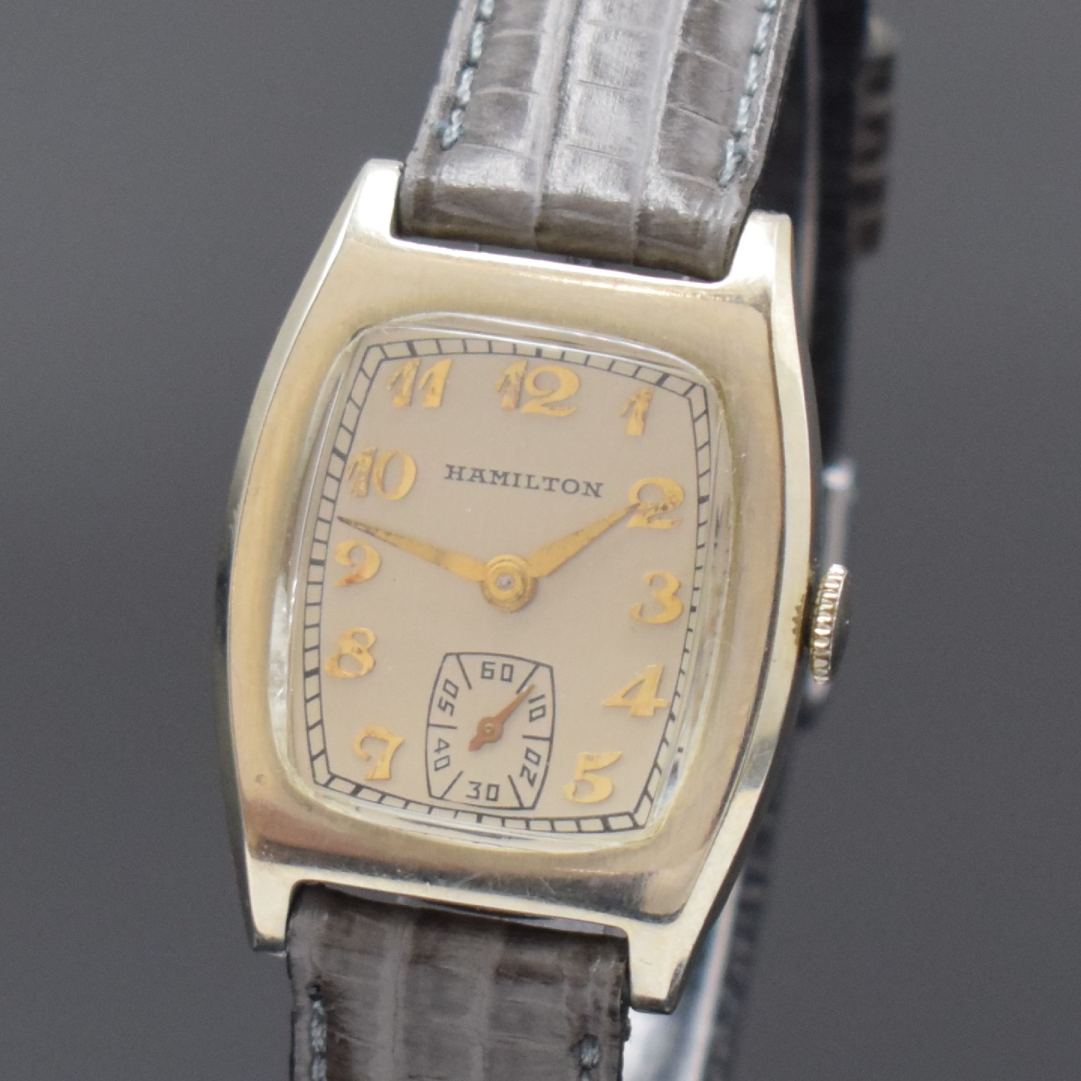 Detail a: HAMILTON Armbanduhr in WG 585/000, USA um 1940, Handaufzug, 2-tlg. Tonneau-Geh., Boden aufgedr., silb. Zifferbl., aufges. gold. Breguetzahlen, gold. ...