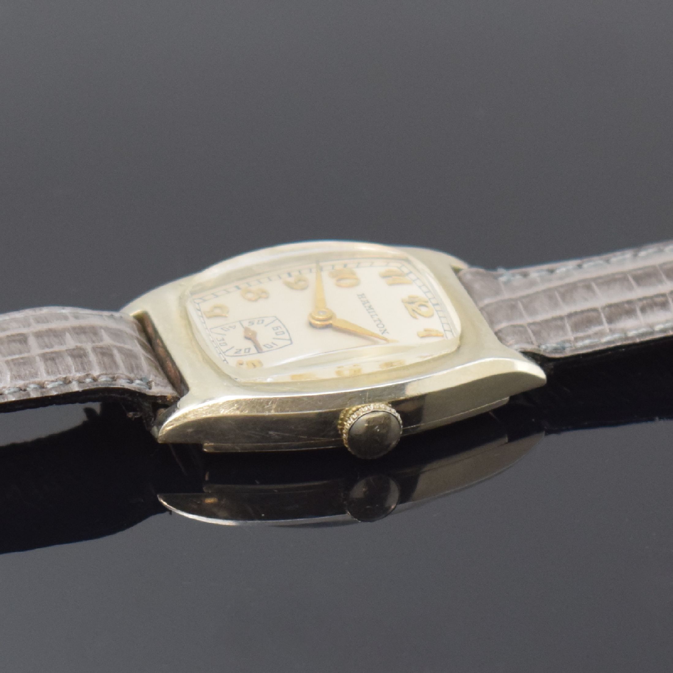 Detail b: HAMILTON Armbanduhr in WG 585/000, USA um 1940, Handaufzug, 2-tlg. Tonneau-Geh., Boden aufgedr., silb. Zifferbl., aufges. gold. Breguetzahlen, gold. ...