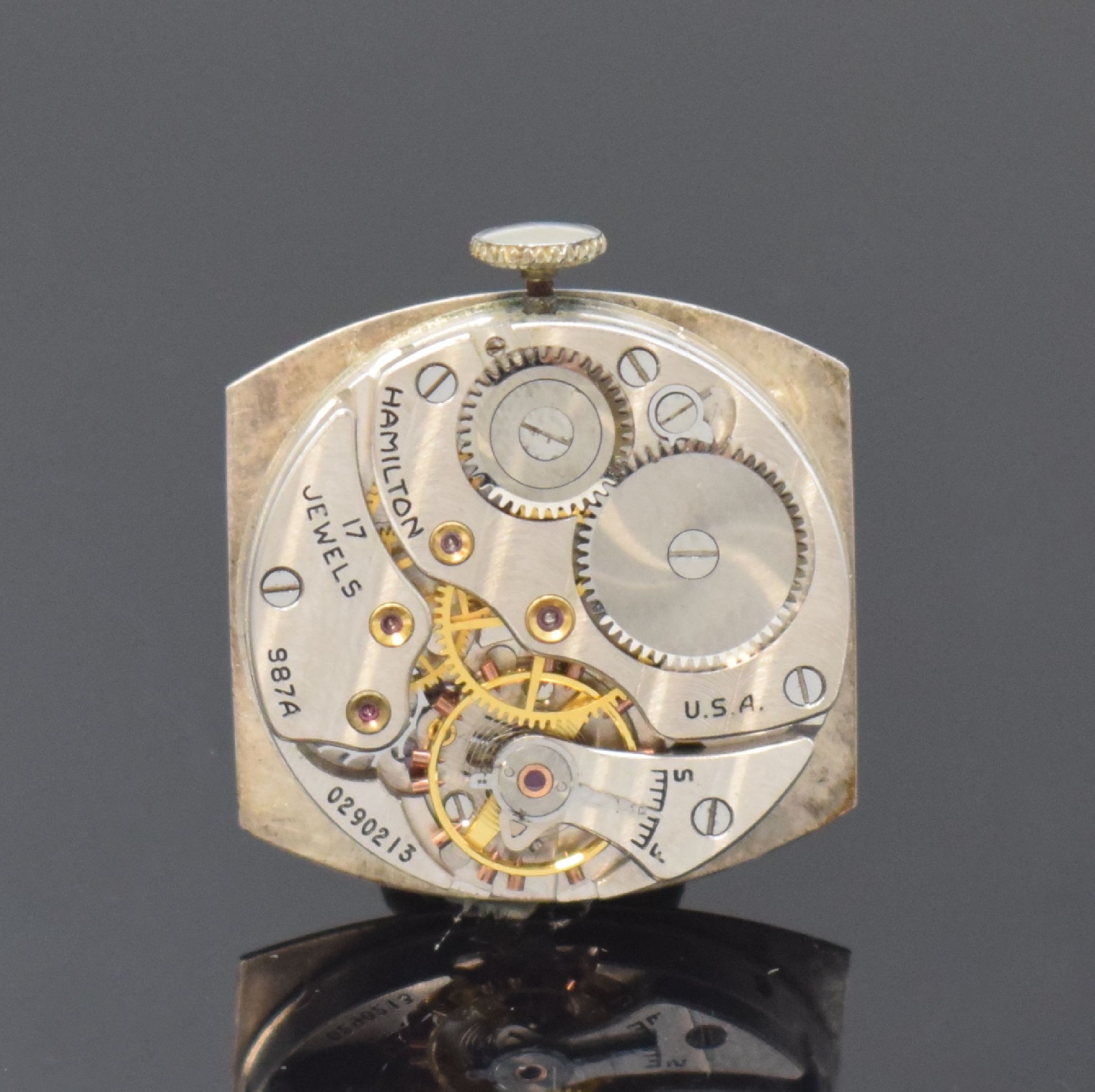 Detail d: HAMILTON Armbanduhr in WG 585/000, USA um 1940, Handaufzug, 2-tlg. Tonneau-Geh., Boden aufgedr., silb. Zifferbl., aufges. gold. Breguetzahlen, gold. ...