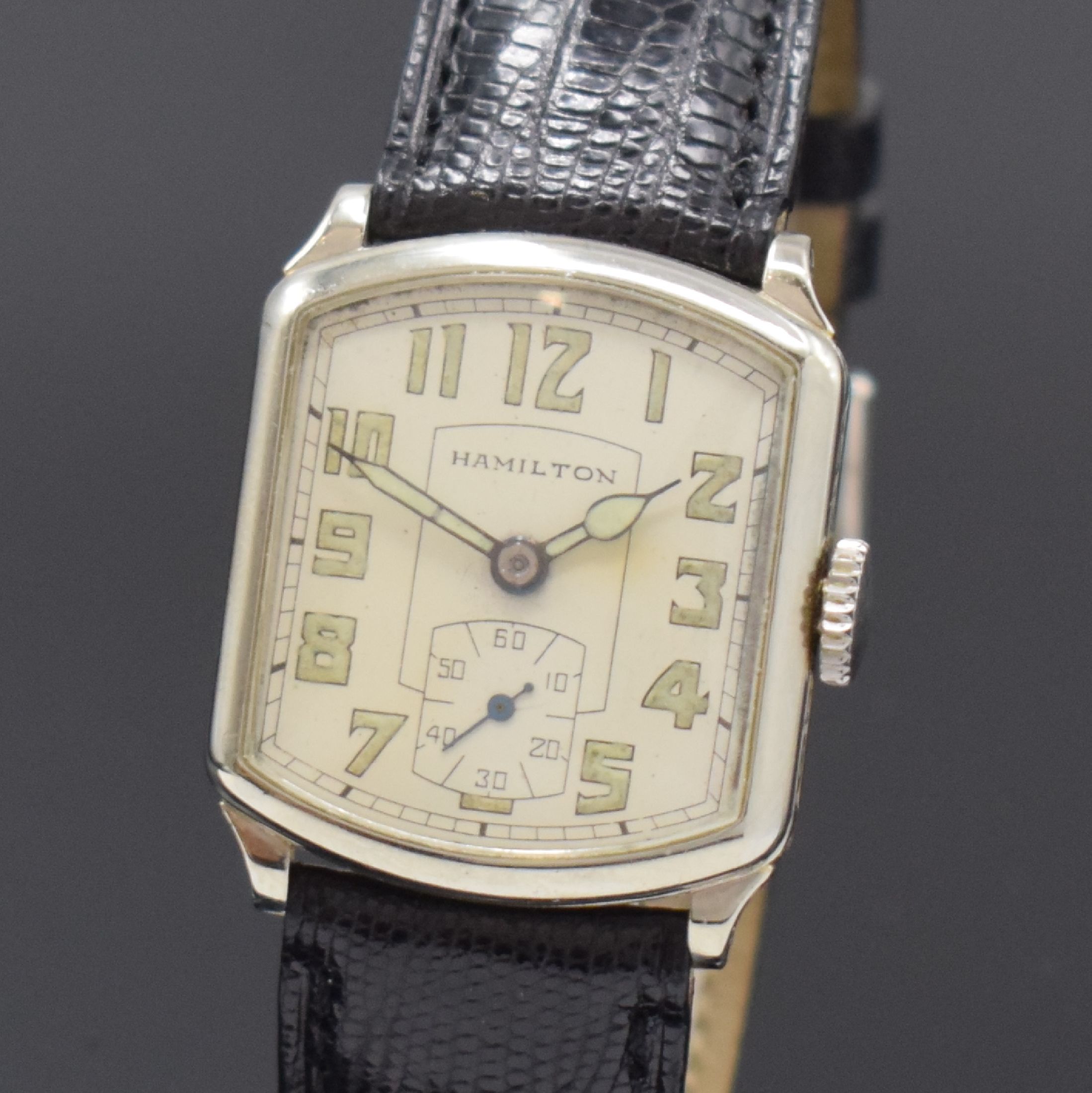 Detail a: HAMILTON Armbanduhr in 14k Weißgold, USA um 1930, Handaufzug, 3-tlg. Geh., Boden u. Glasrand aufgedr., silb. Zifferbl. m. arab. Leuchtzahlen, gebl. ...