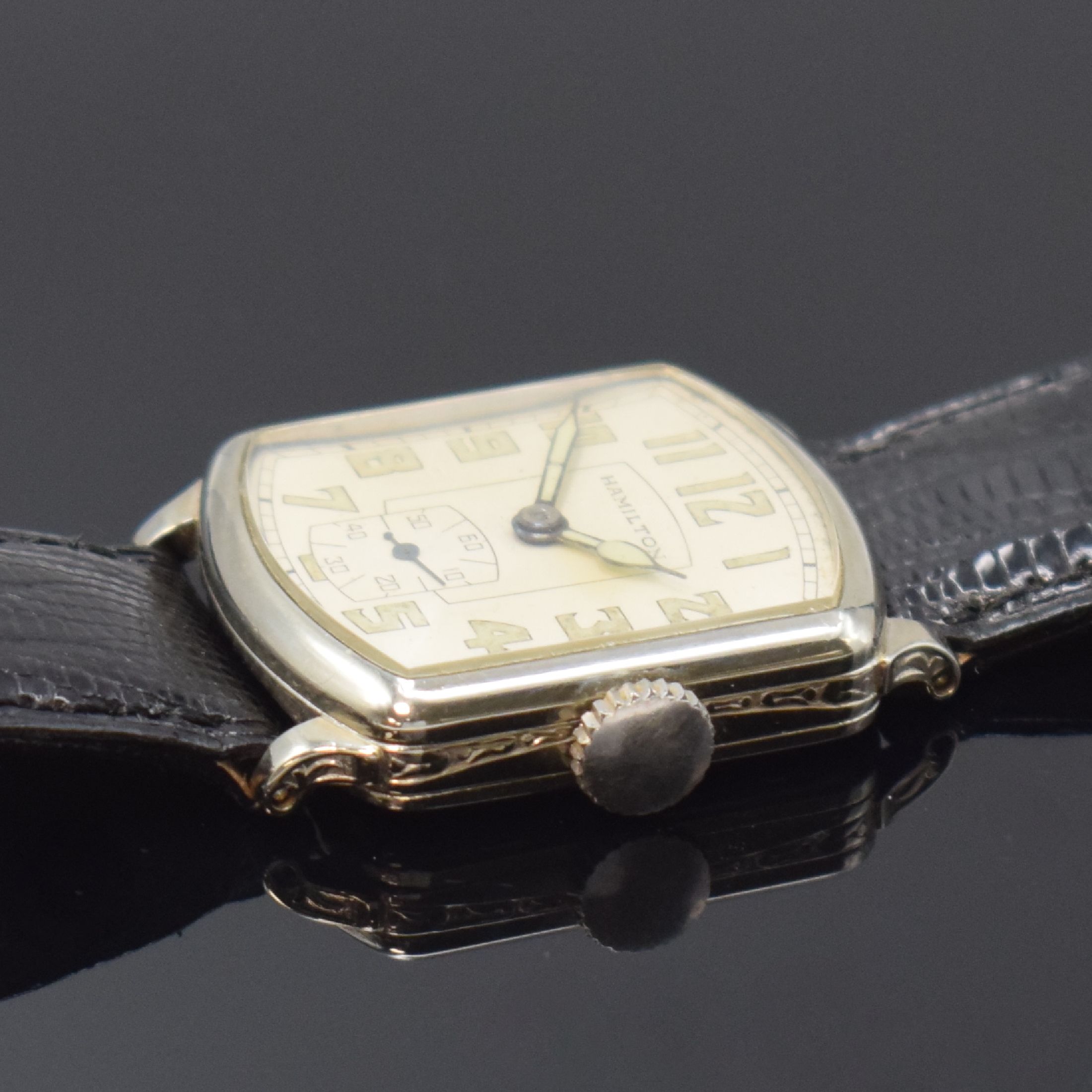 Detail b: HAMILTON Armbanduhr in 14k Weißgold, USA um 1930, Handaufzug, 3-tlg. Geh., Boden u. Glasrand aufgedr., silb. Zifferbl. m. arab. Leuchtzahlen, gebl. ...