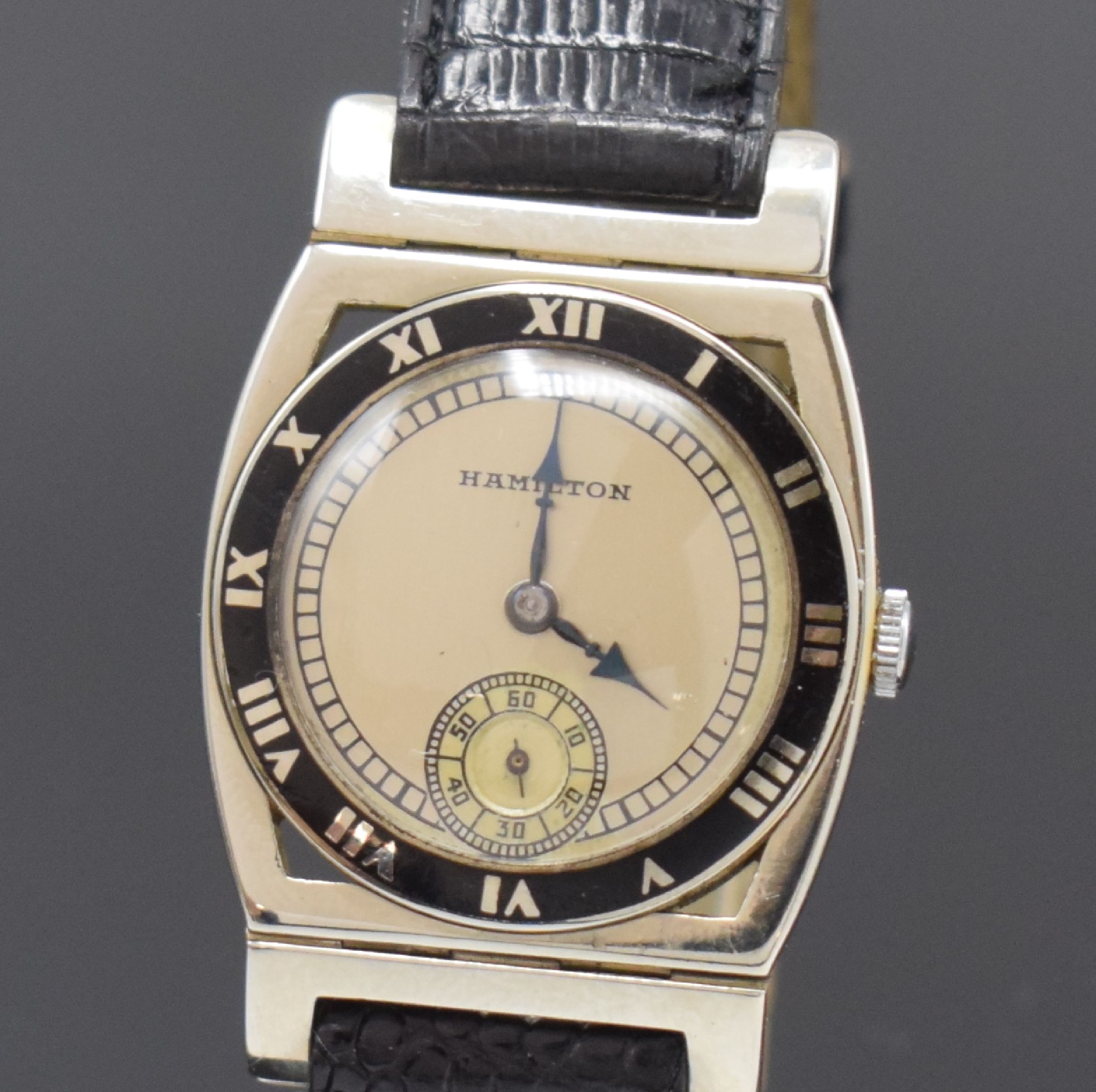 Detail a: HAMILTON Piping Rock seltene Art-Deco Armbanduhr in WG 585/000, USA um 1930, Handaufzug, Tonneau-Geh. m. beweglichen Anstößen, in schwarz ...