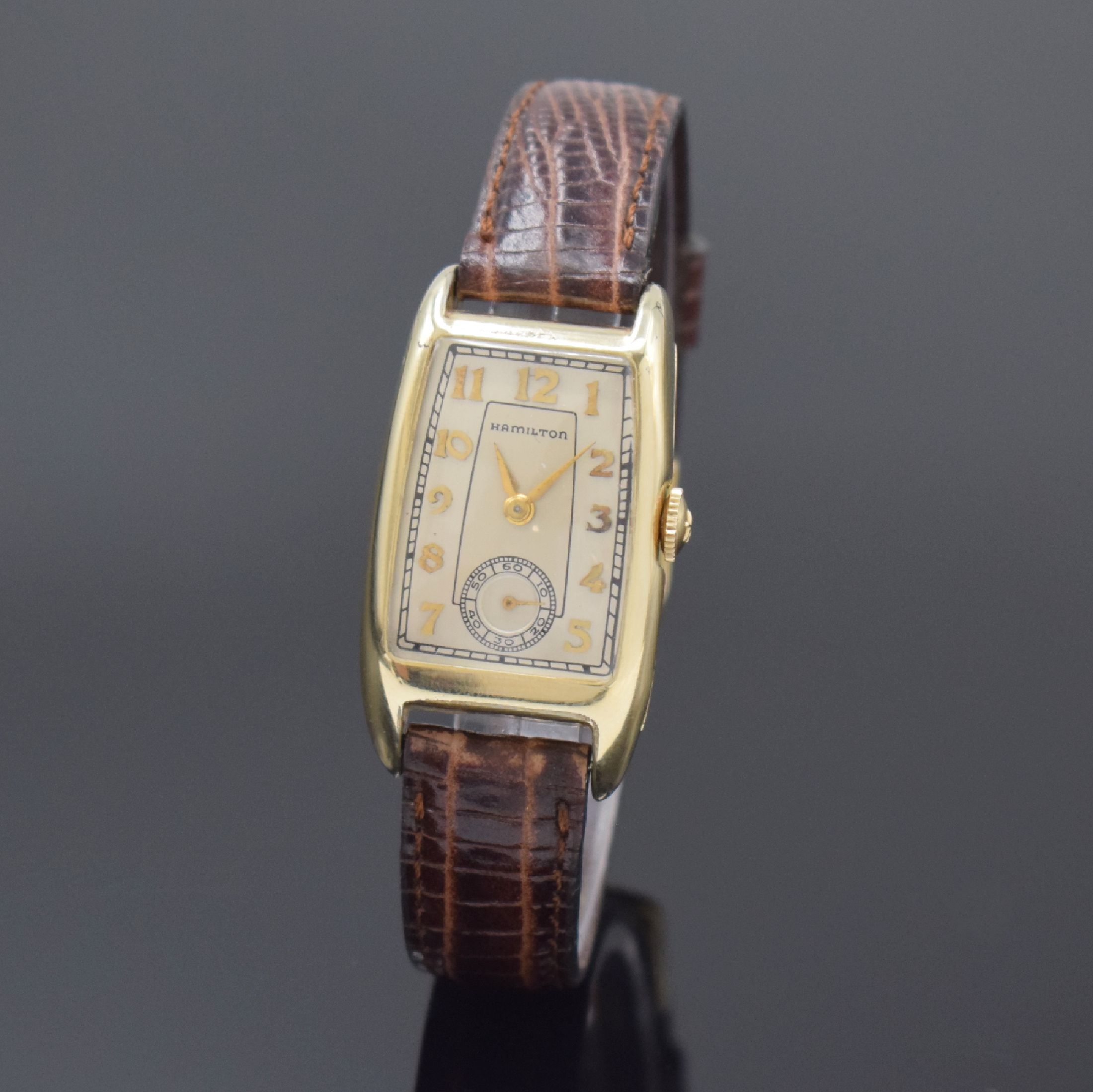 HAMILTON Brooke seltene asymmetrische Armbanduhr in 14k Goldfilled, USA um 1939, Handaufzug, 2-tlg. Geh., Boden m. Monogramm- Grav. aufgedr., silb. ...