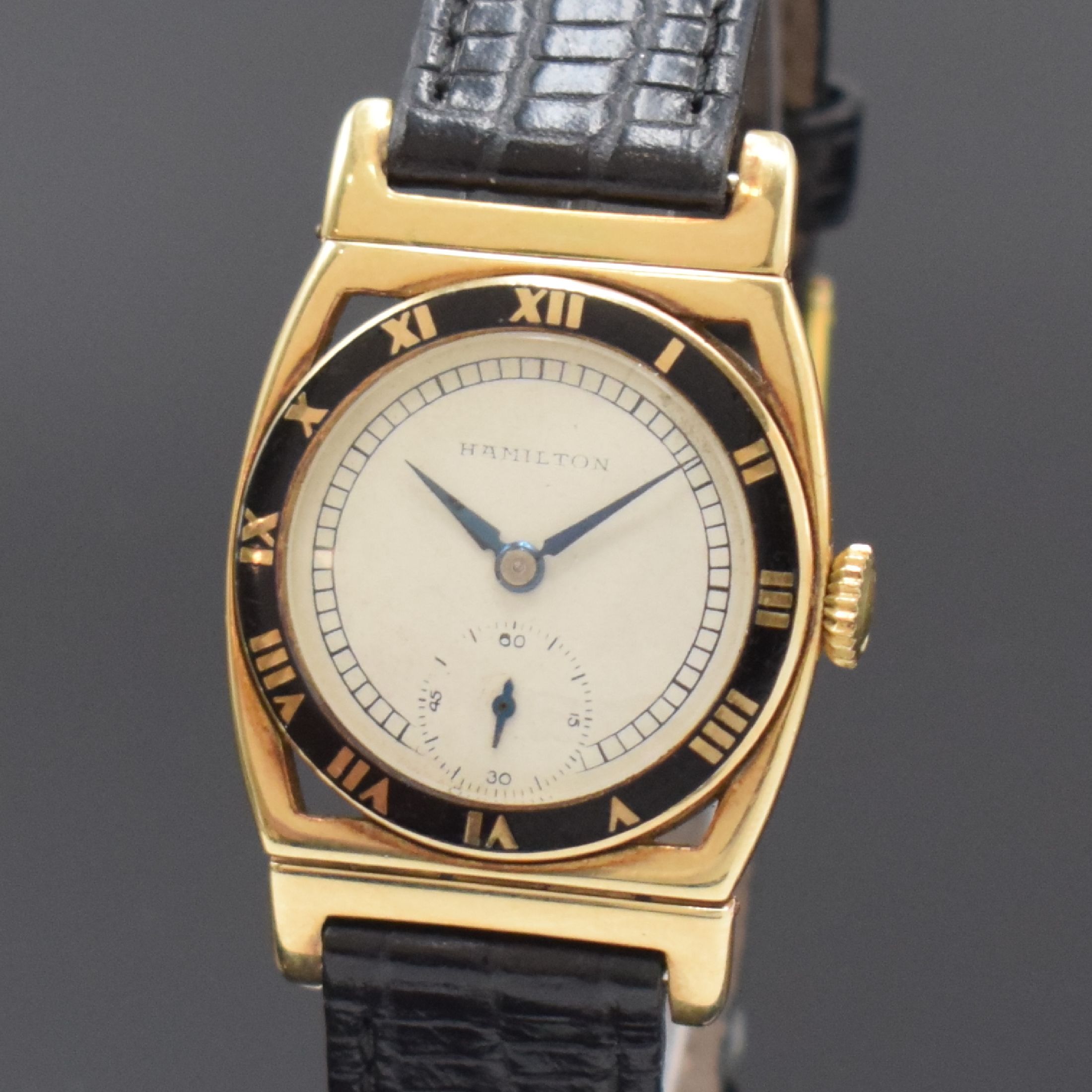 Detail a: HAMILTON Piping Rock seltene Art-Deco Armbanduhr in GG 585/000, USA um 1930, Handaufzug, Tonneau-Geh. m. bewegl. Anstößen, in schwarz emaillierter ...