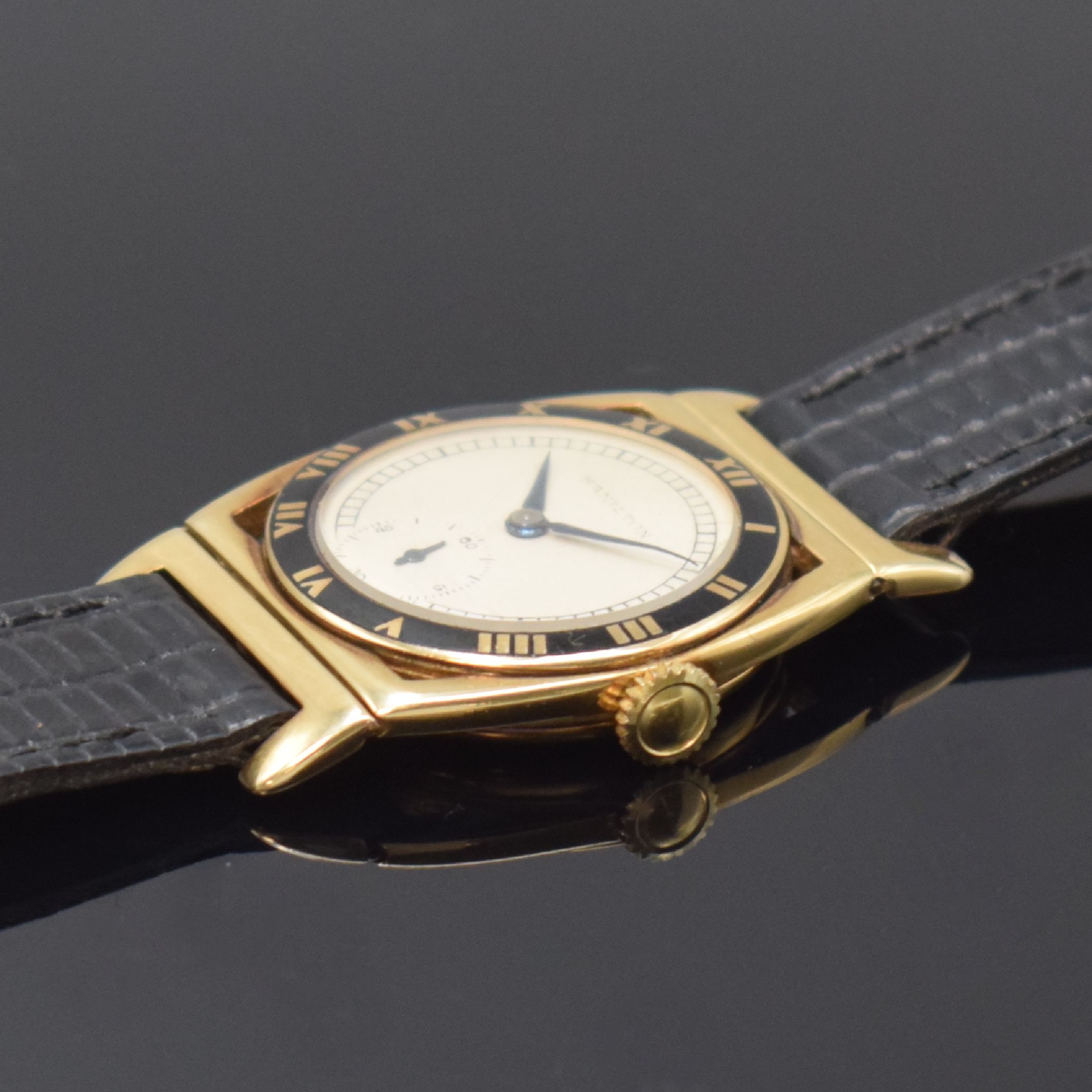 Detail b: HAMILTON Piping Rock seltene Art-Deco Armbanduhr in GG 585/000, USA um 1930, Handaufzug, Tonneau-Geh. m. bewegl. Anstößen, in schwarz emaillierter ...