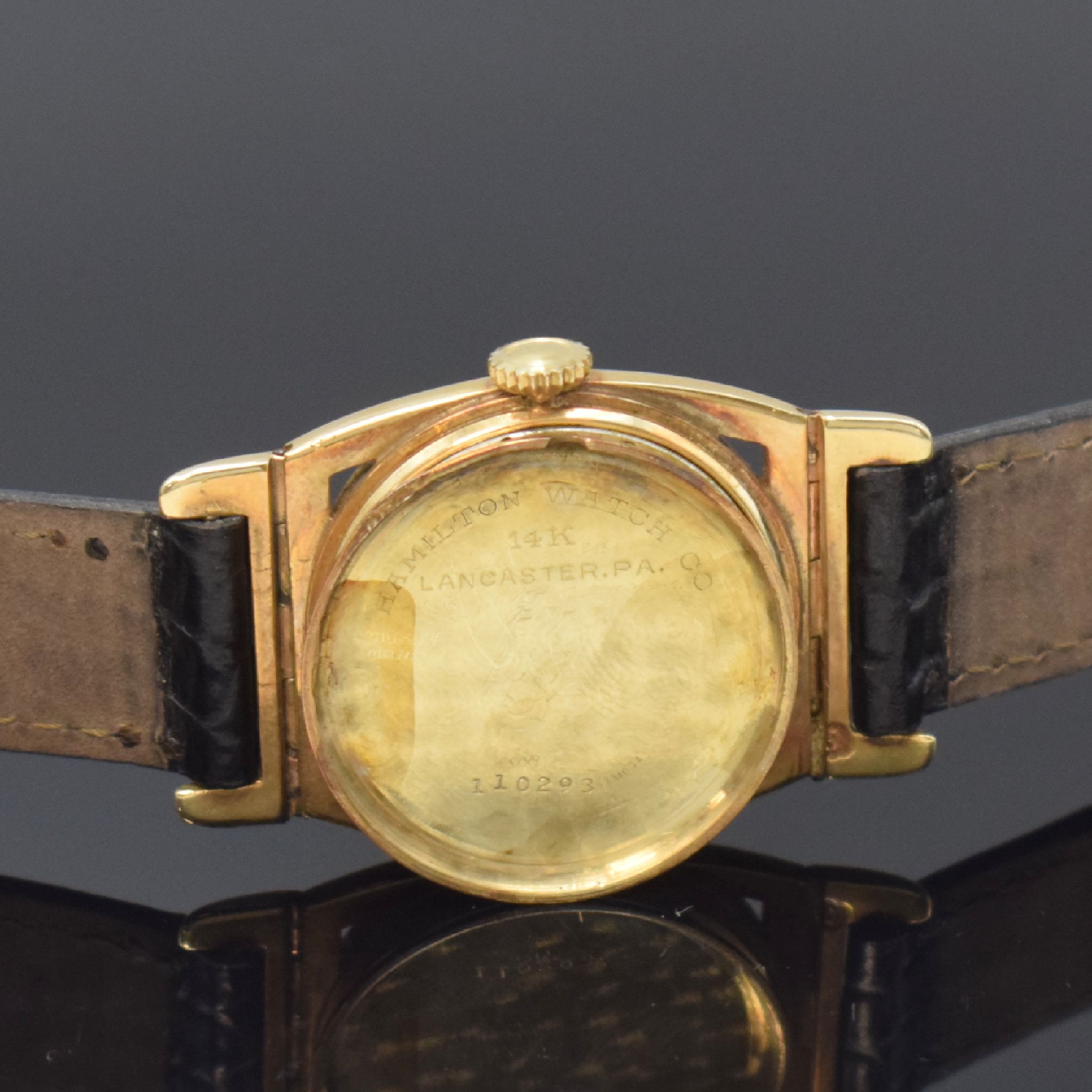Detail e: HAMILTON Piping Rock seltene Art-Deco Armbanduhr in GG 585/000, USA um 1930, Handaufzug, Tonneau-Geh. m. bewegl. Anstößen, in schwarz emaillierter ...