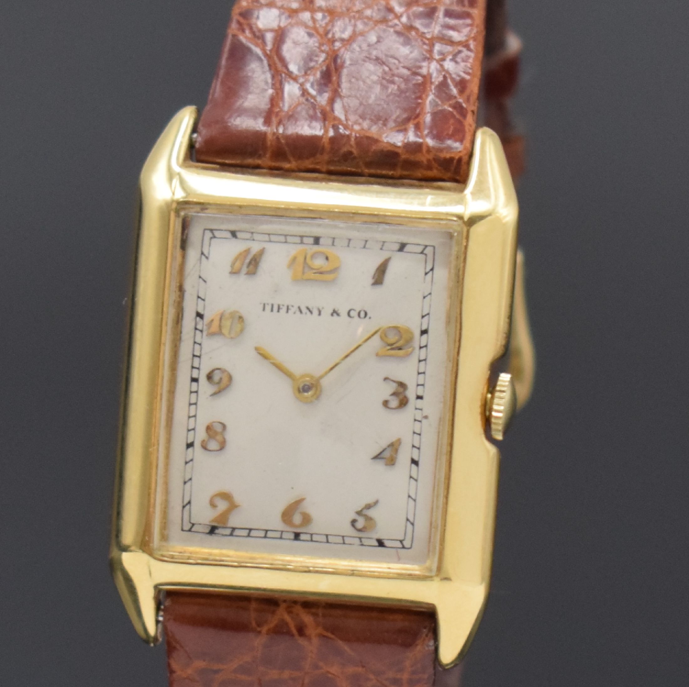 Detail a: IWC / Tiffany & Co. rechteckige Armbanduhr in 18k Gelbgold, Schweiz / USA um 1930, Handaufzug, amerikanisches Scharniergeh., silb. Zifferbl. rest., ...