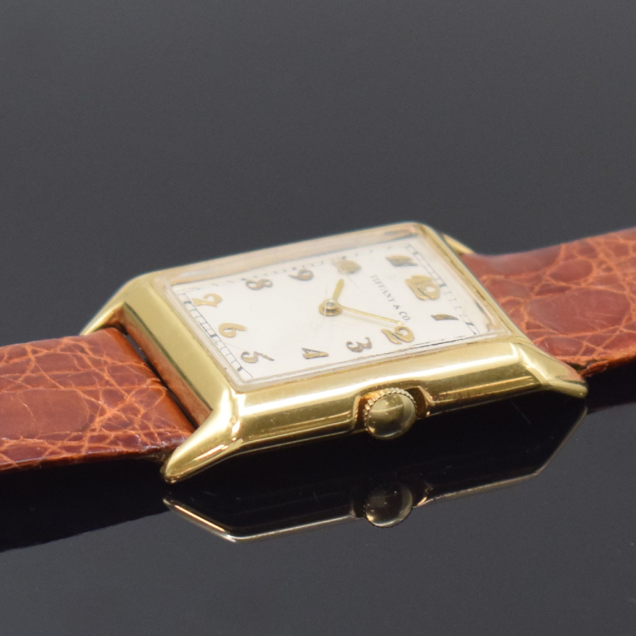 Detail b: IWC / Tiffany & Co. rechteckige Armbanduhr in 18k Gelbgold, Schweiz / USA um 1930, Handaufzug, amerikanisches Scharniergeh., silb. Zifferbl. rest., ...