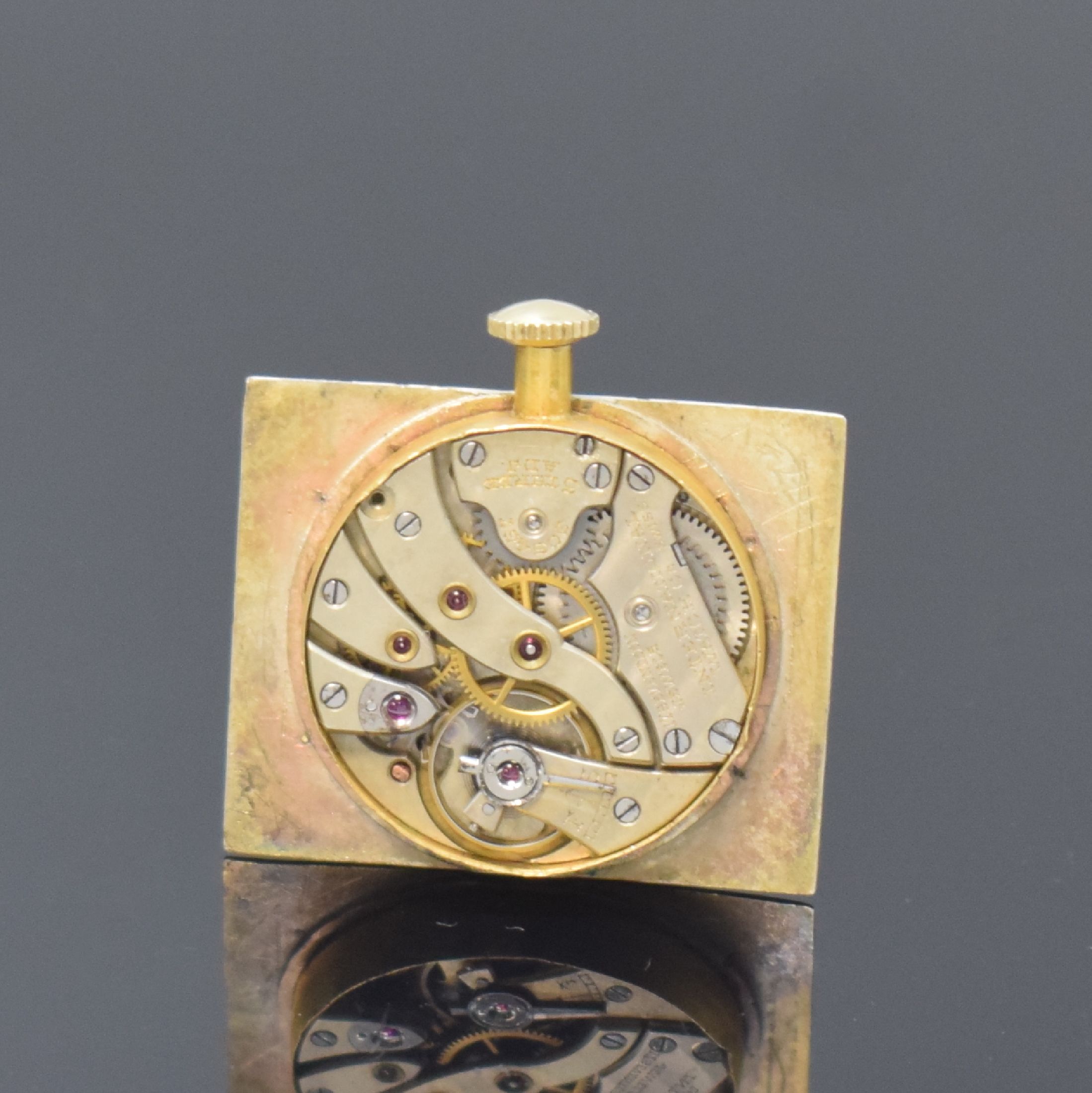 Detail e: IWC / Tiffany & Co. rechteckige Armbanduhr in 18k Gelbgold, Schweiz / USA um 1930, Handaufzug, amerikanisches Scharniergeh., silb. Zifferbl. rest., ...